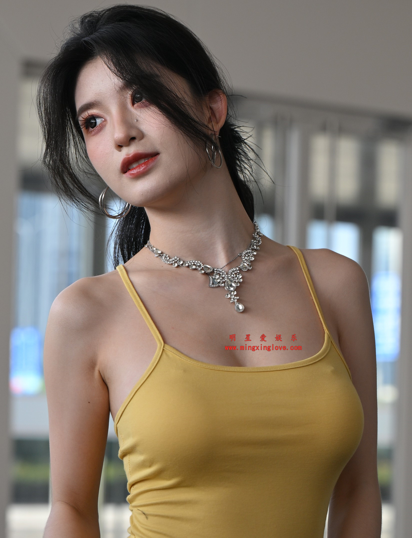 抖音百万粉丝网红车模BB酱外拍写真拍摄花絮照片，大尺度爆乳露胸肉丝、光脚特写，放到可看清肌肤纹理，高清8K分辨率原图无修生图下载