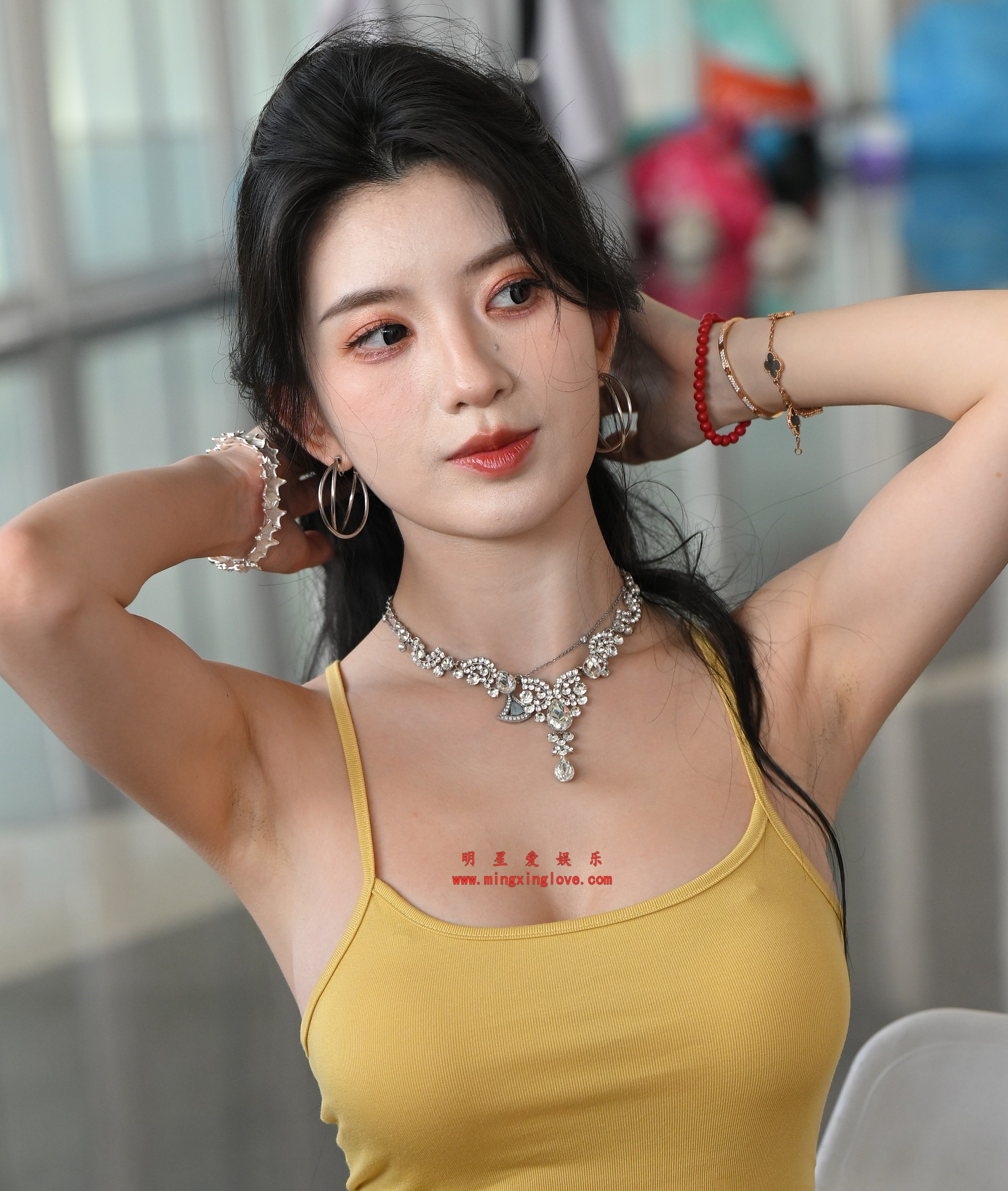 抖音百万粉丝网红车模BB酱外拍写真拍摄花絮照片，大尺度爆乳露胸肉丝、光脚特写，放到可看清肌肤纹理，高清8K分辨率原图无修生图下载