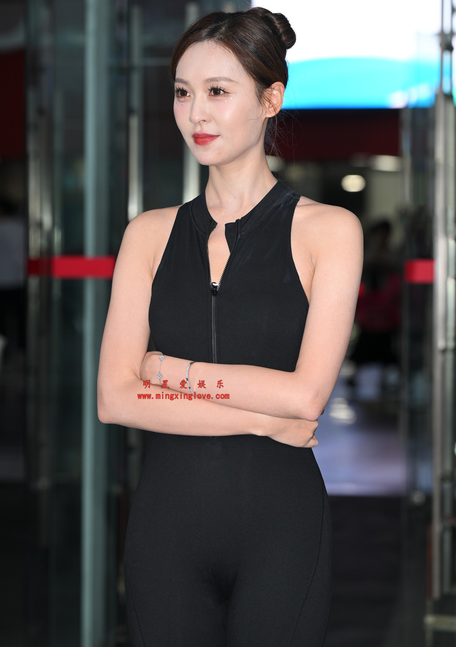 百万粉丝网红车模小龙鼠外拍写真花絮照片，性感露背、露胸连体紧身服，放大可看清肌肤纹理，高清8K分辨率原图无修生图下载