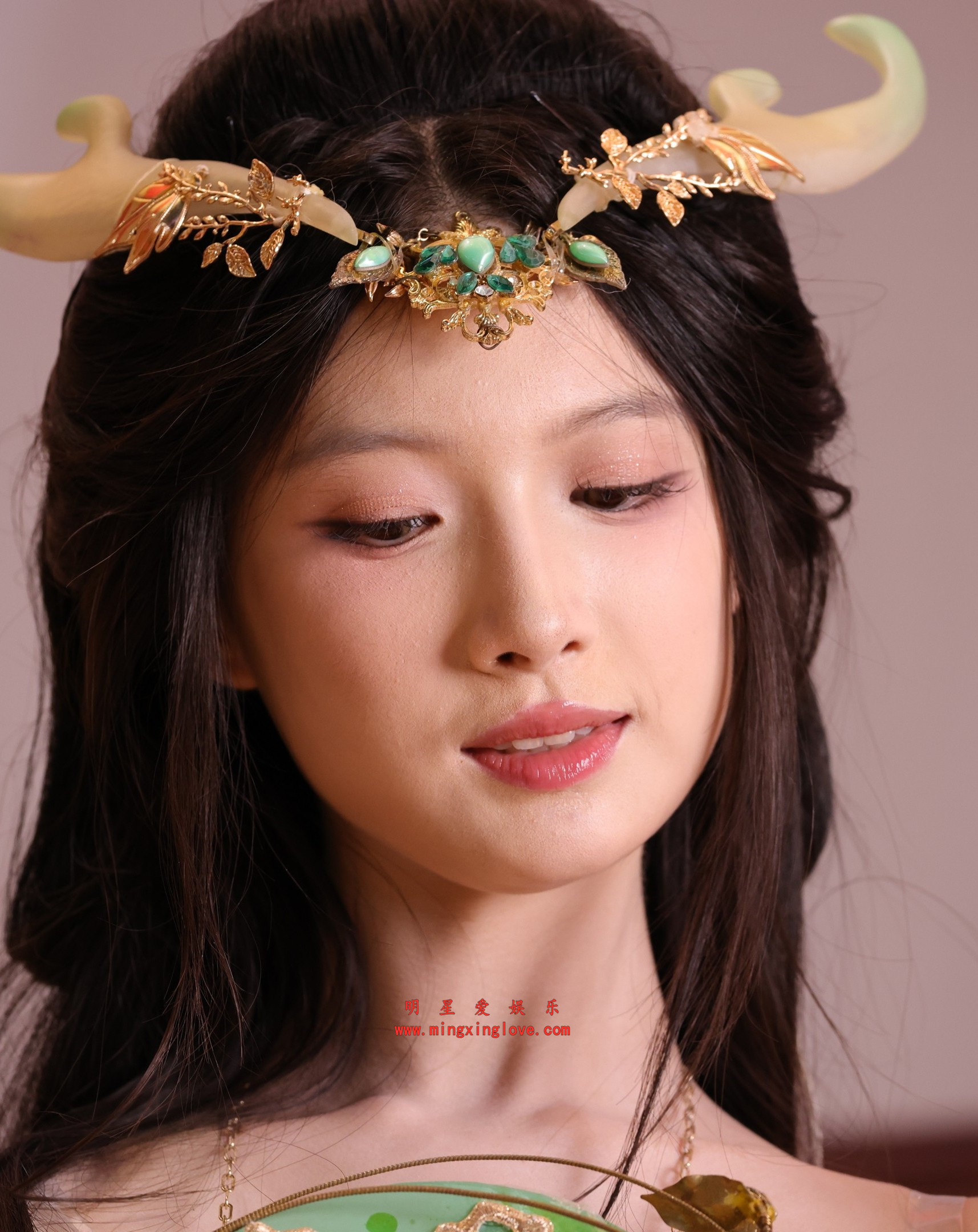 百万粉丝网红琳园长上海ChinaJoy展会逆水寒cosplay拍摄花絮照片，性感抹胸开叉裙，美腿，光脚特写，放大可看清肌肤纹理，高清8K分辨率原图无修生图下载