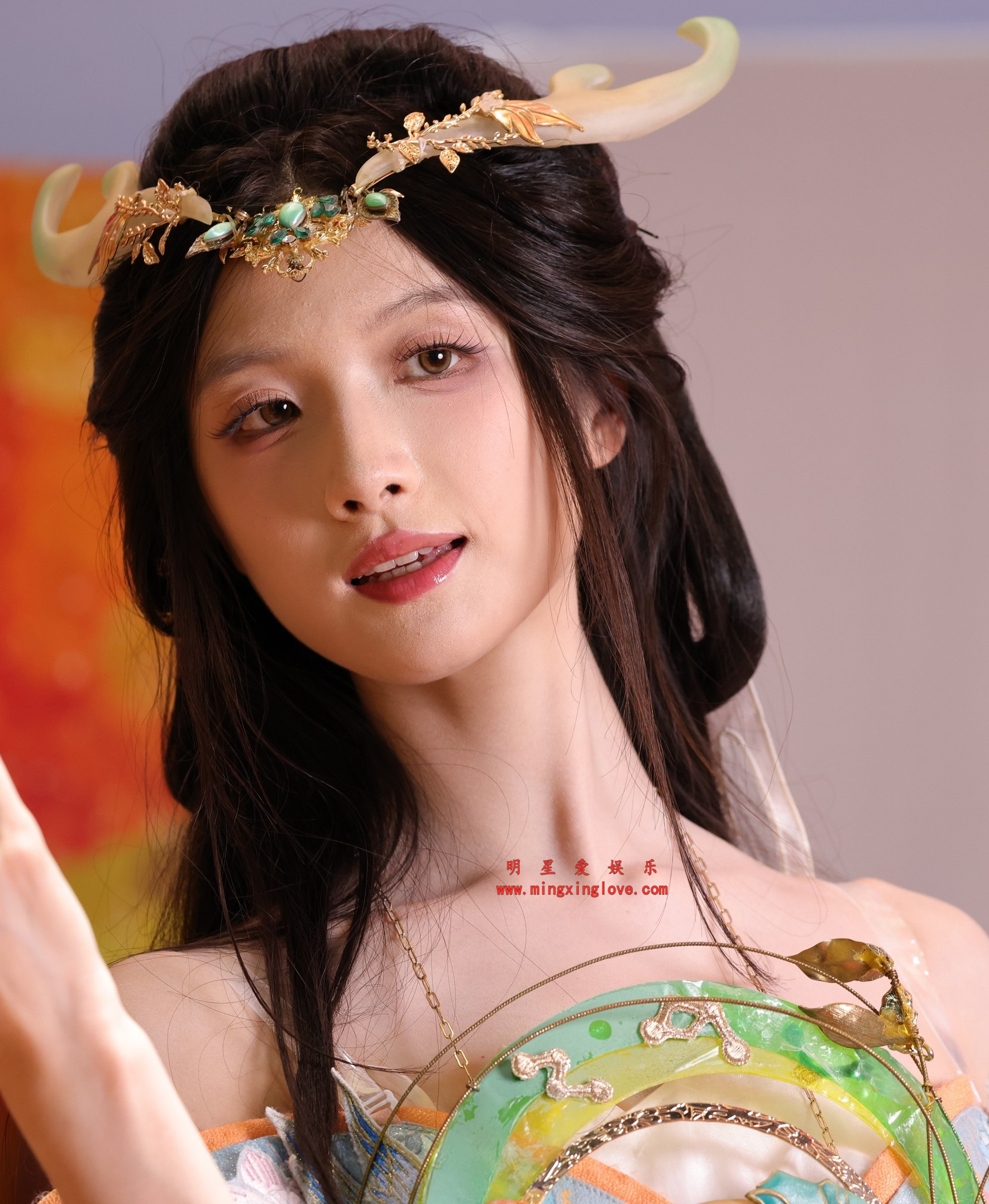 百万粉丝网红琳园长上海ChinaJoy展会逆水寒cosplay拍摄花絮照片，性感抹胸开叉裙，美腿，光脚特写，放大可看清肌肤纹理，高清8K分辨率原图无修生图下载