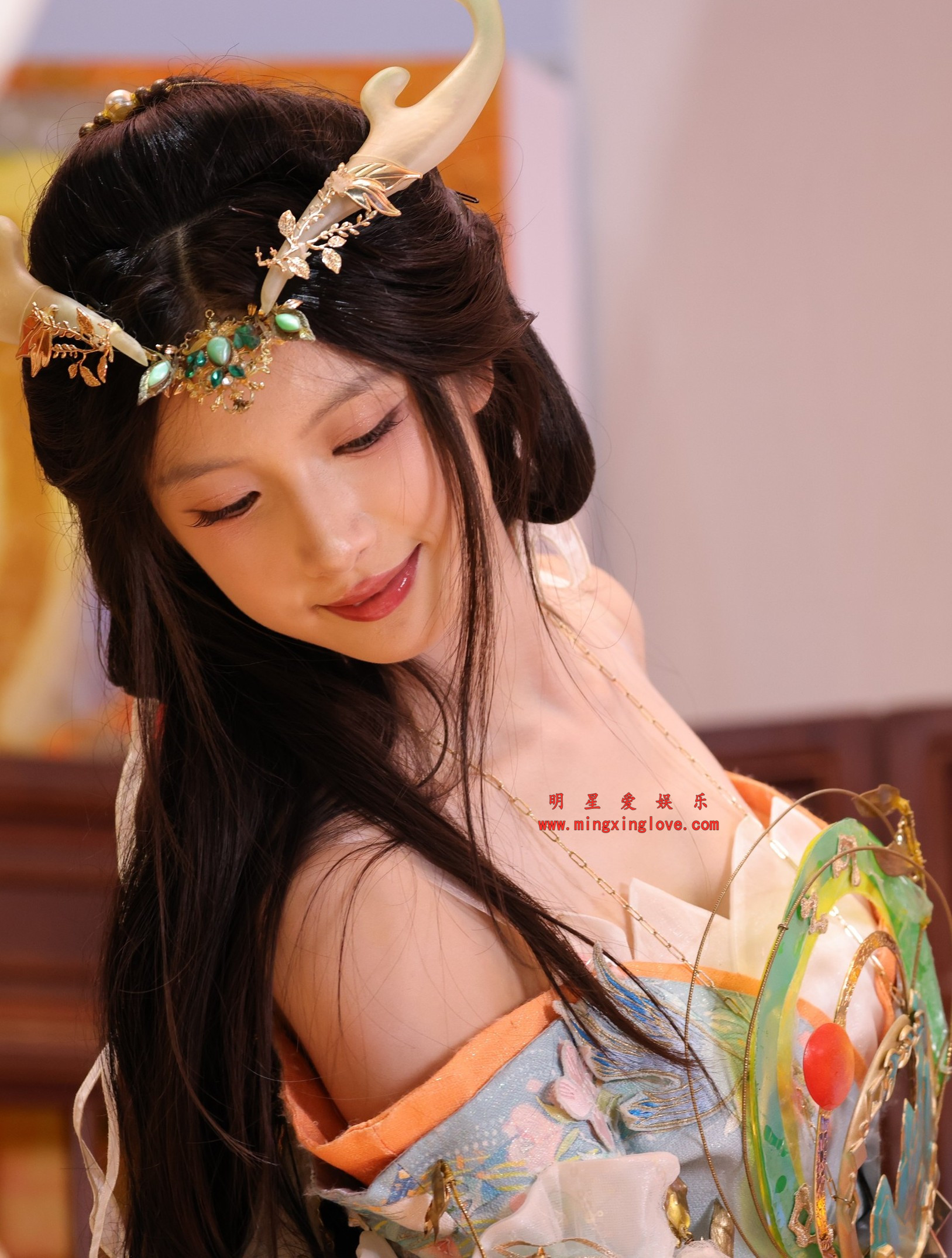 2026013104055649 百万粉丝网红琳园长上海ChinaJoy展会逆水寒cosplay拍摄花絮照片,性感抹胸开叉裙,美腿,光脚特写,放大可看清肌肤纹理,高清8K分辨率原图无修生图下载