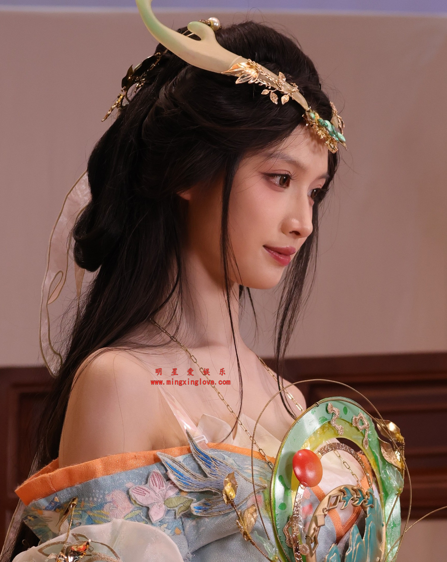 2026013104060762 百万粉丝网红琳园长上海ChinaJoy展会逆水寒cosplay拍摄花絮照片,性感抹胸开叉裙,美腿,光脚特写,放大可看清肌肤纹理,高清8K分辨率原图无修生图下载