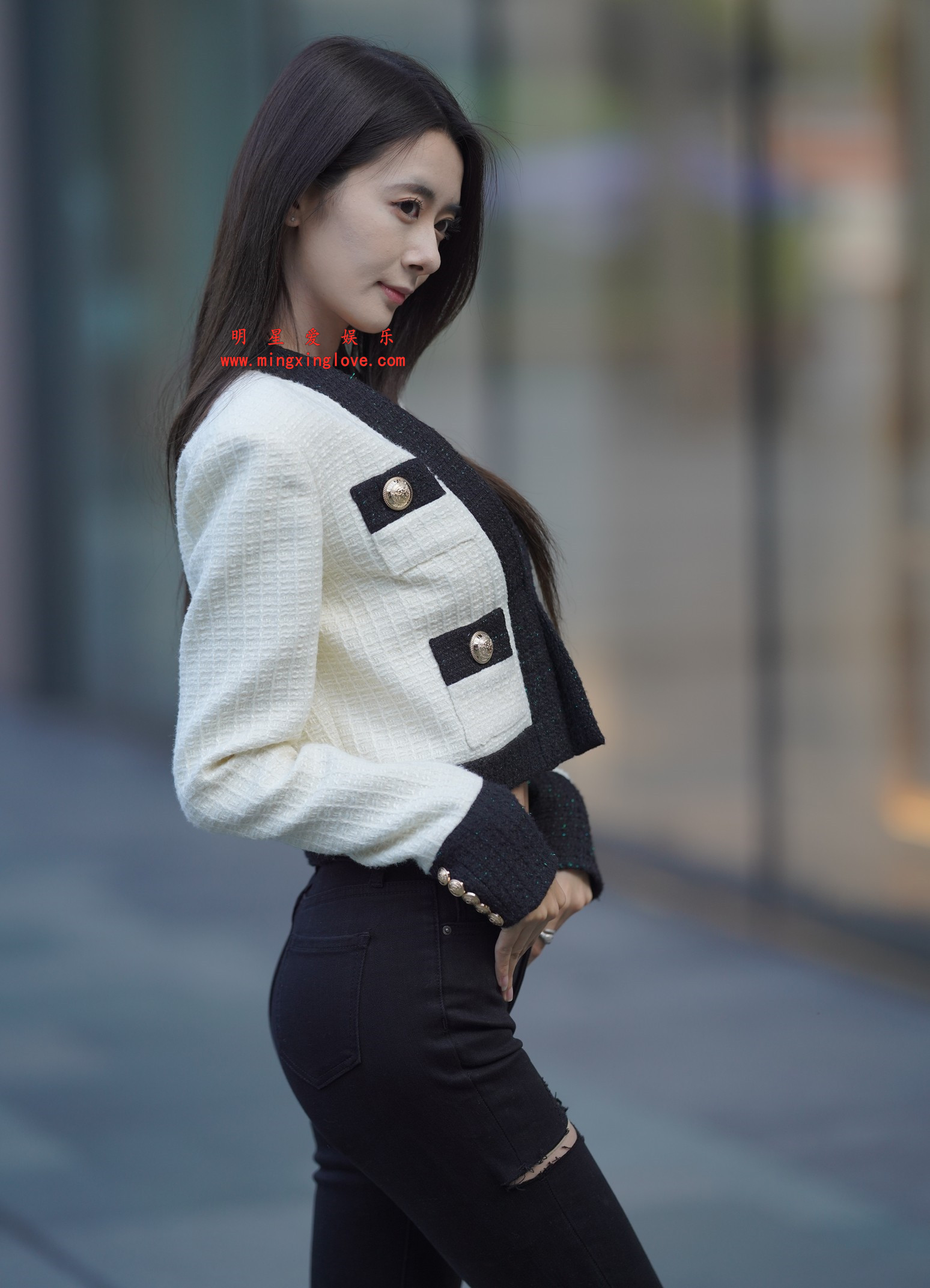 网红车模小荔枝吖车展外拍写真拍摄花絮照片，性感露脐、紧身牛仔，放大可看清肌肤纹理，高清8K分辨率原图无修生图下载