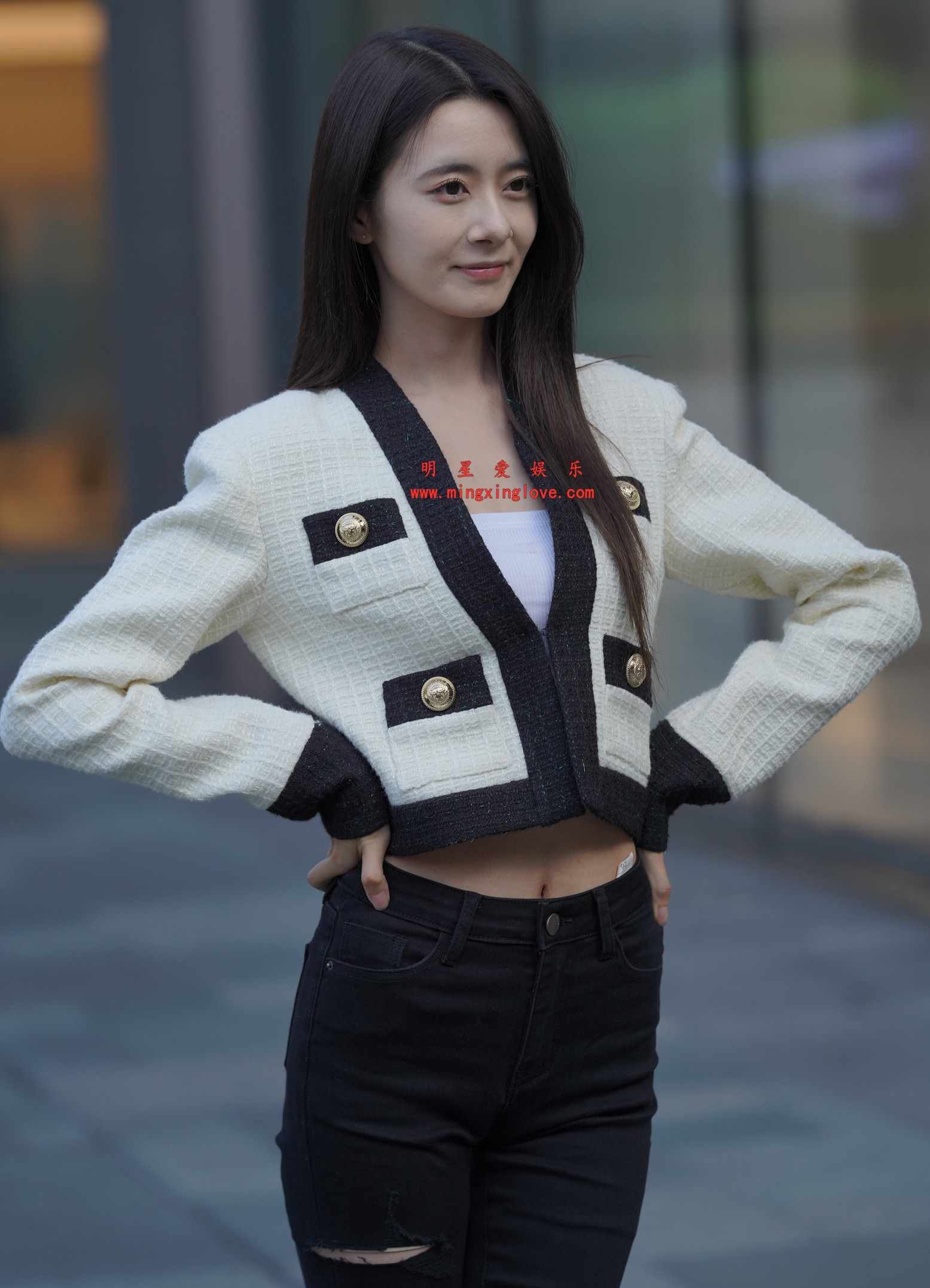 网红车模小荔枝吖车展外拍写真拍摄花絮照片，性感露脐、紧身牛仔，放大可看清肌肤纹理，高清8K分辨率原图无修生图下载