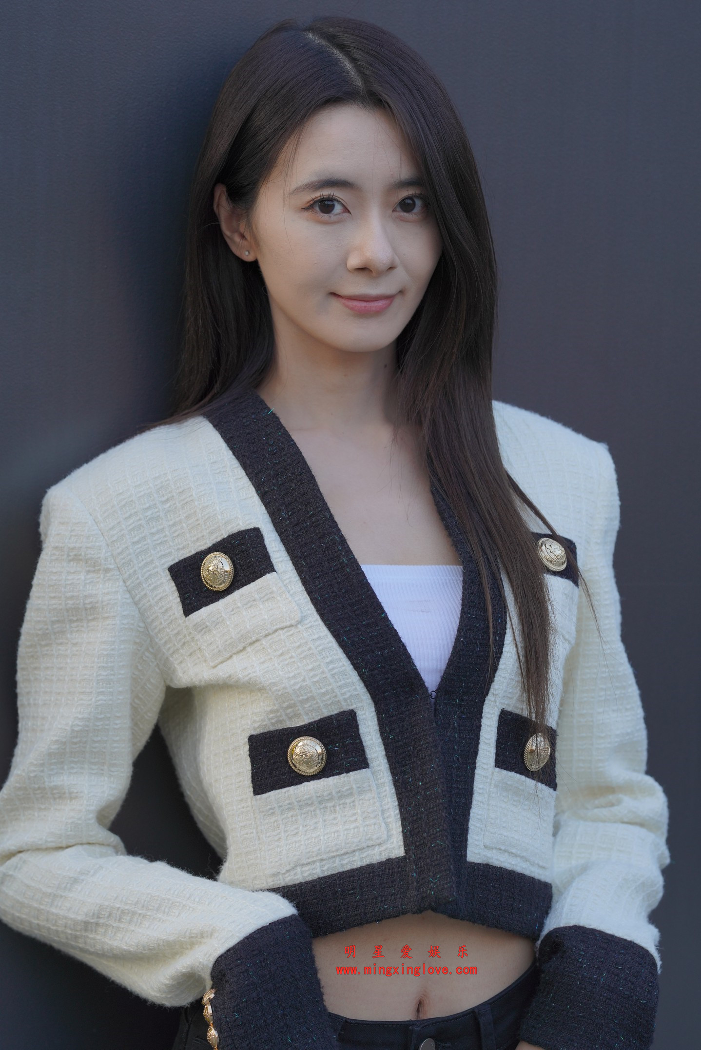 2026020502160058 网红车模小荔枝吖车展外拍写真拍摄花絮照片,性感露脐、紧身牛仔,放大可看清肌肤纹理,高清8K分辨率原图无修生图下载