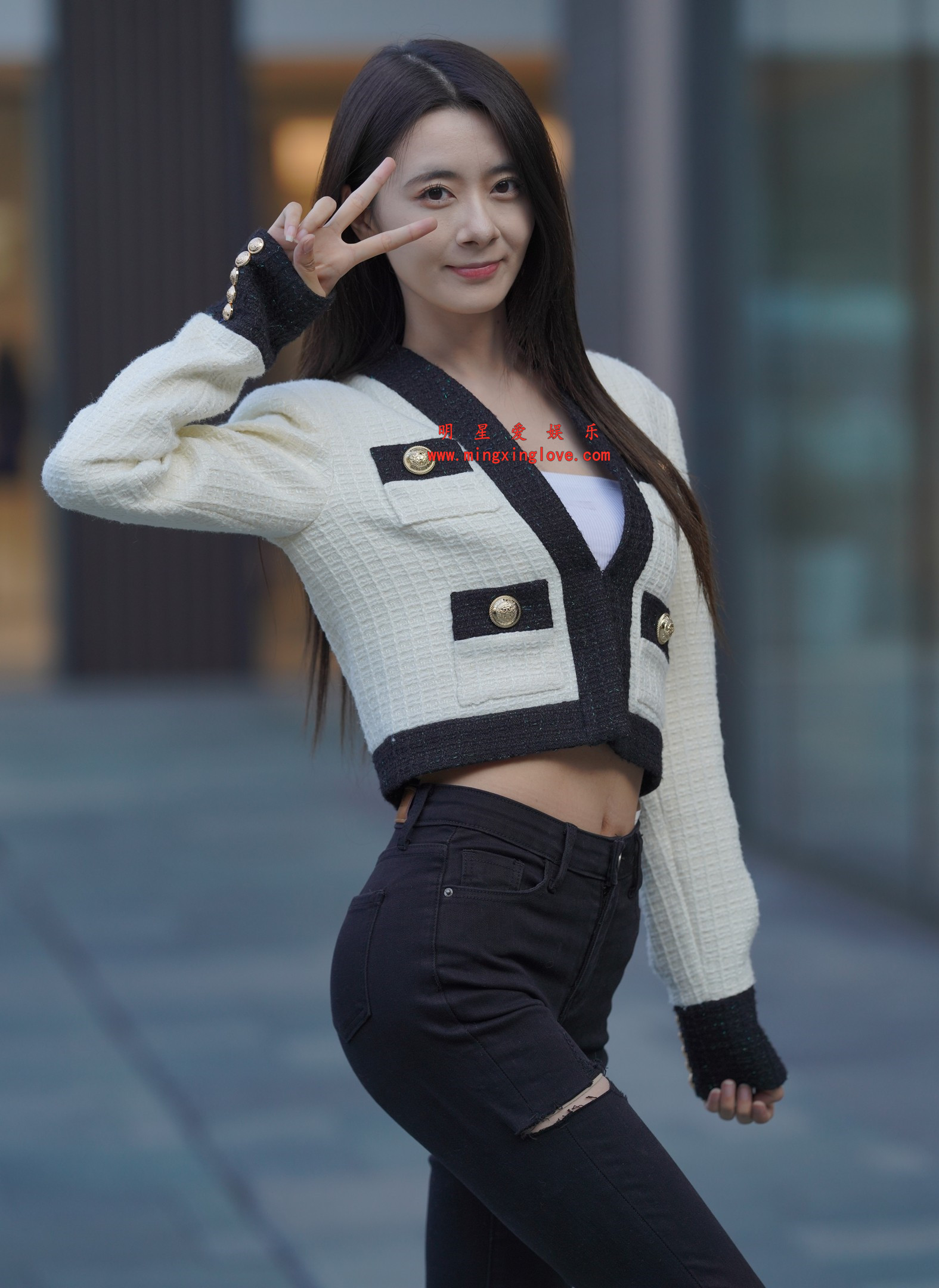 2026020502160113 网红车模小荔枝吖车展外拍写真拍摄花絮照片,性感露脐、紧身牛仔,放大可看清肌肤纹理,高清8K分辨率原图无修生图下载