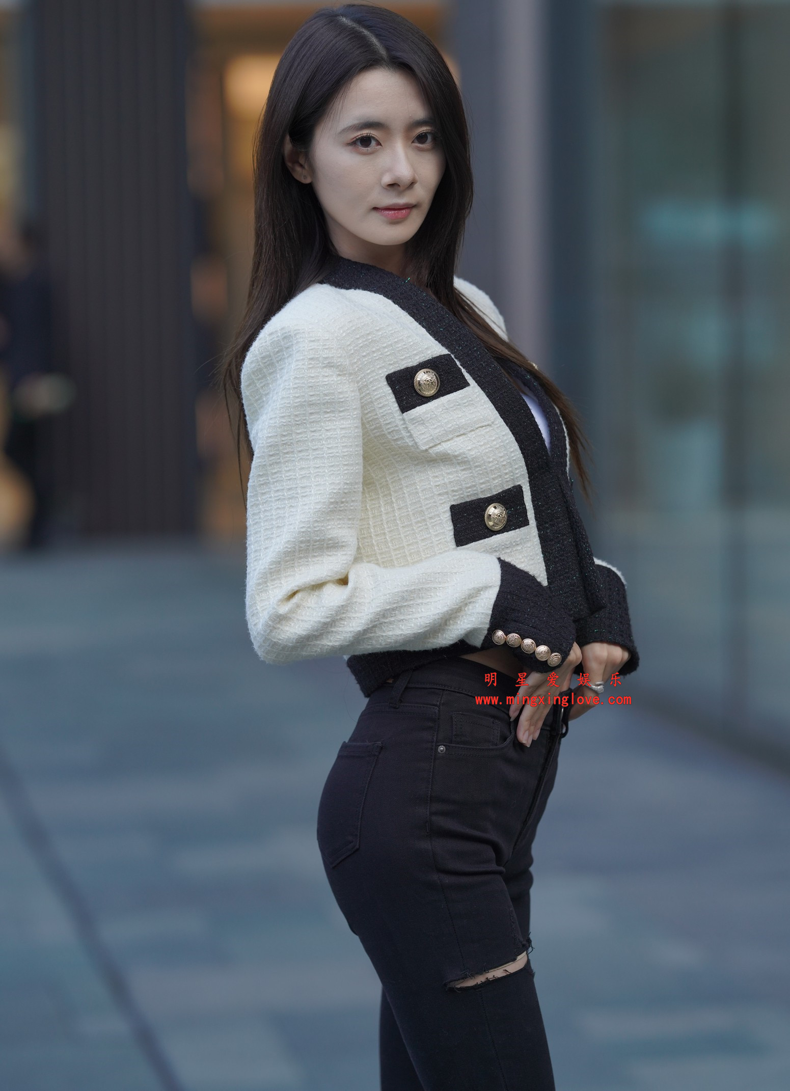 2026020502160290 网红车模小荔枝吖车展外拍写真拍摄花絮照片,性感露脐、紧身牛仔,放大可看清肌肤纹理,高清8K分辨率原图无修生图下载