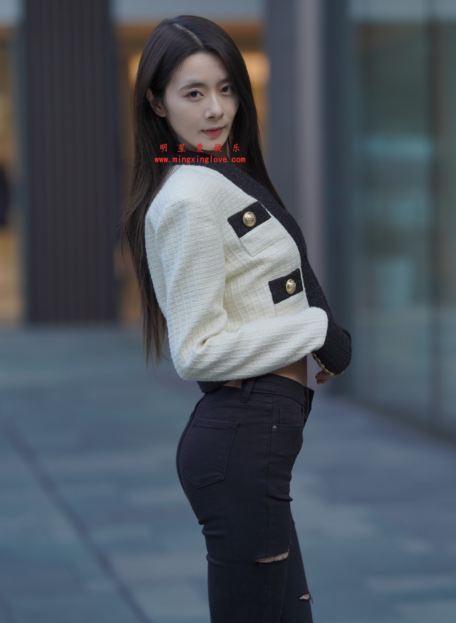 2026020502160323 网红车模小荔枝吖车展外拍写真拍摄花絮照片,性感露脐、紧身牛仔,放大可看清肌肤纹理,高清8K分辨率原图无修生图下载