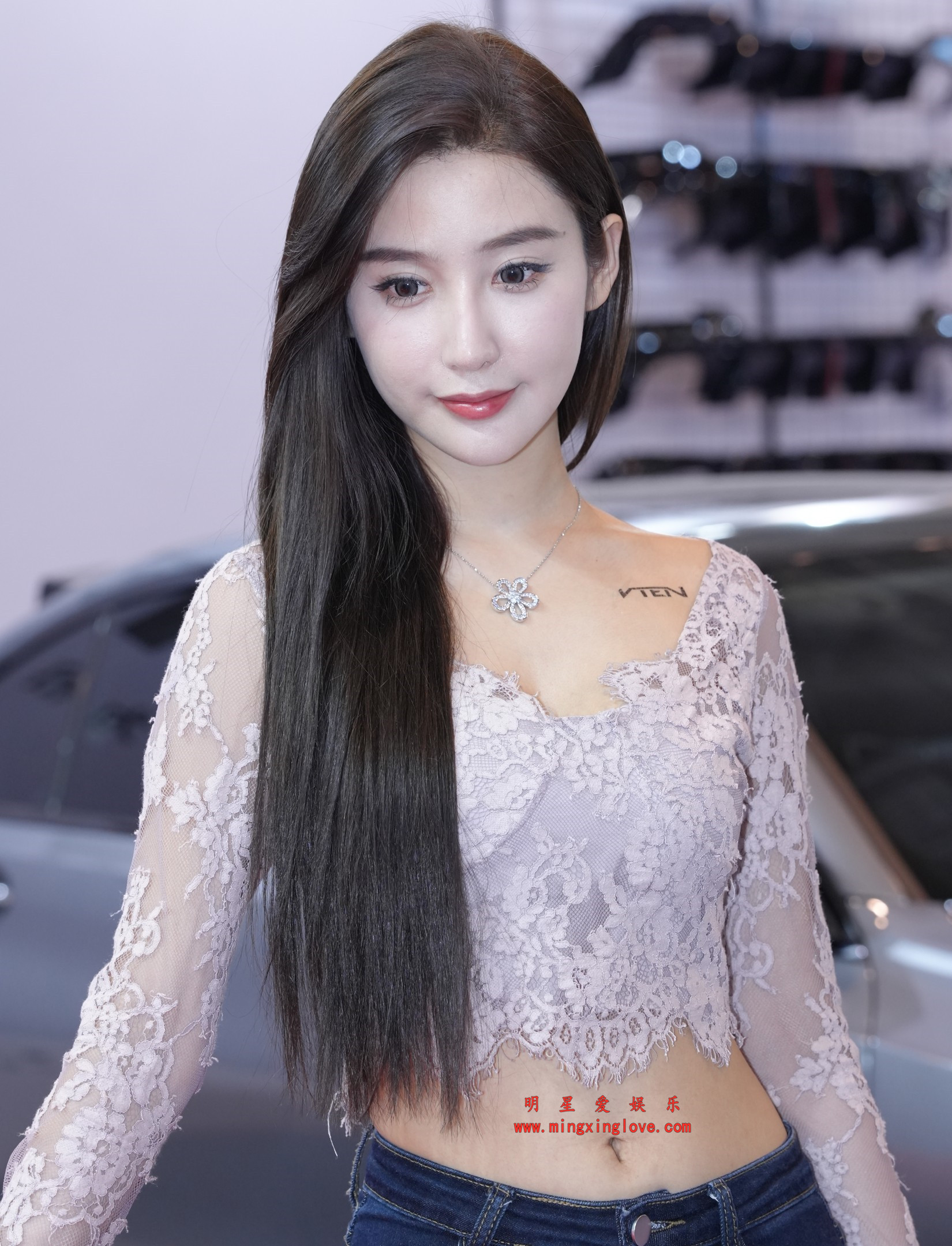 百万粉丝网红车模李书欣车展拍摄花絮照片，大尺度爆乳露胸，放大可看清肌肤纹理，高清4K分辨率原图无修生图下载