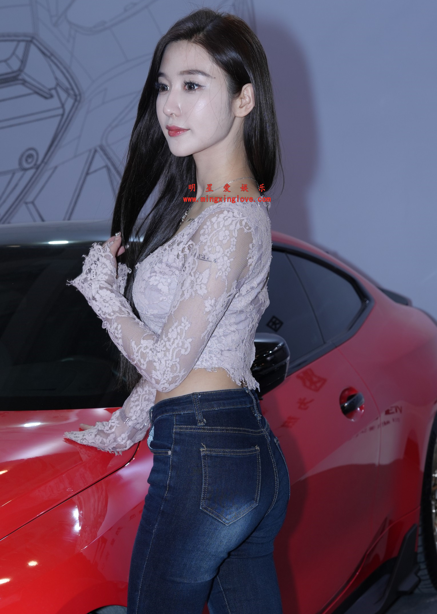 百万粉丝网红车模李书欣车展拍摄花絮照片，大尺度爆乳露胸，放大可看清肌肤纹理，高清4K分辨率原图无修生图下载