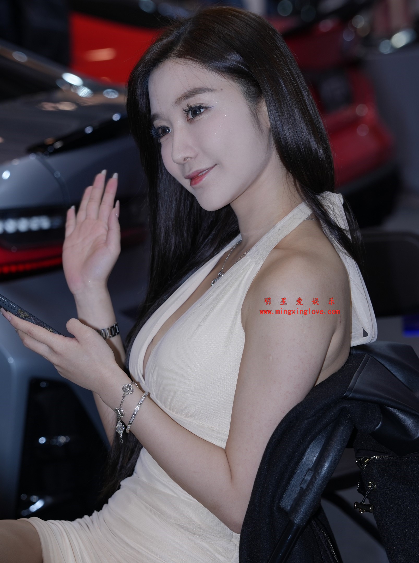 百万粉丝网红车模李书欣车展拍摄花絮照片，大尺度爆乳露胸，放大可看清肌肤纹理，高清4K分辨率原图无修生图下载