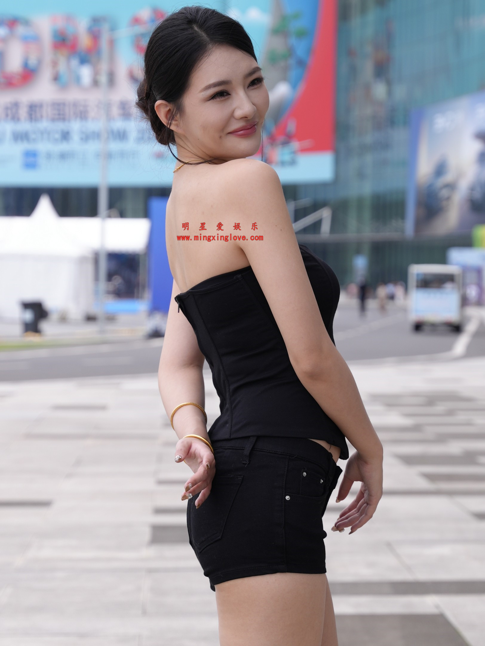 百万粉丝网红车模欣欣呀外拍写真花絮照片，大尺度抹胸超短裤、美腿光脚，放大可看清肌肤纹理，高清4K分辨率原图无修生图下载