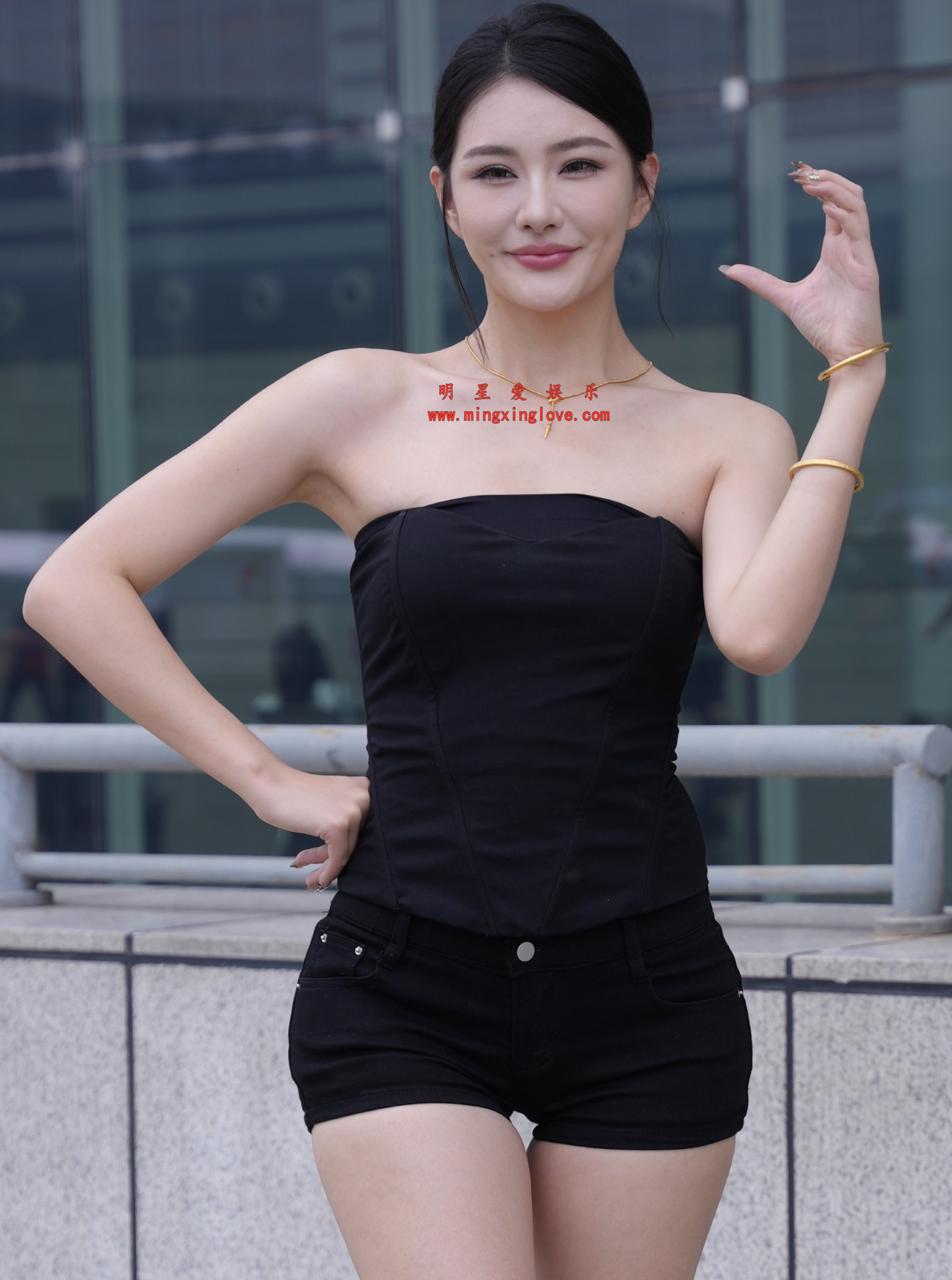 2026022602571144 百万粉丝网红车模欣欣呀外拍写真花絮照片,大尺度抹胸超短裤、美腿光脚,放大可看清肌肤纹理,高清4K分辨率原图无修生图下载