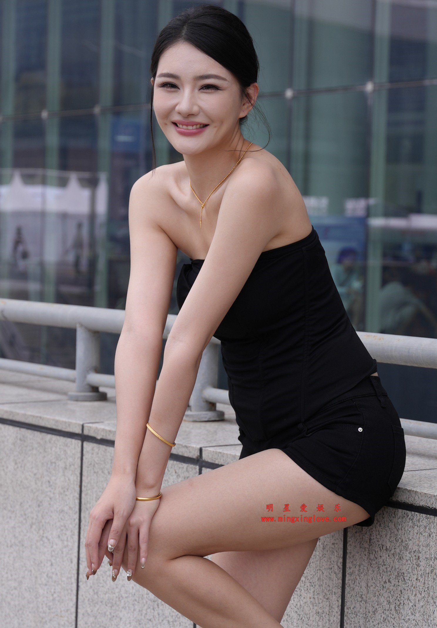 2026022602571265 百万粉丝网红车模欣欣呀外拍写真花絮照片,大尺度抹胸超短裤、美腿光脚,放大可看清肌肤纹理,高清4K分辨率原图无修生图下载