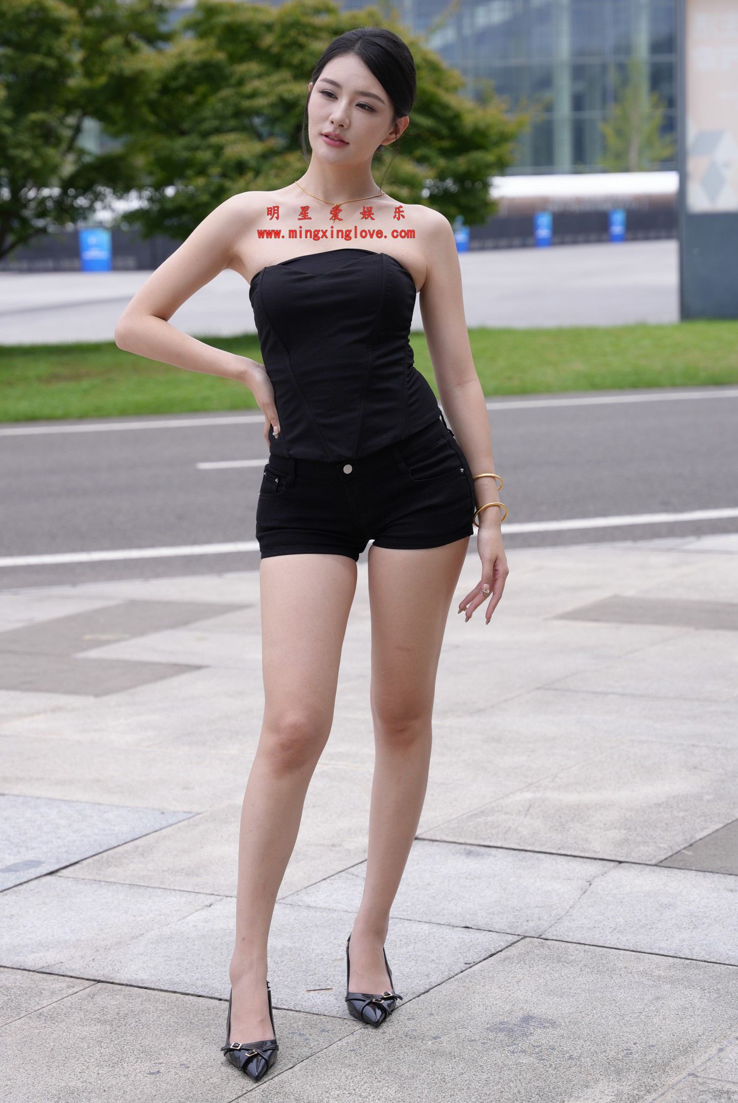 2026022602571279 百万粉丝网红车模欣欣呀外拍写真花絮照片,大尺度抹胸超短裤、美腿光脚,放大可看清肌肤纹理,高清4K分辨率原图无修生图下载