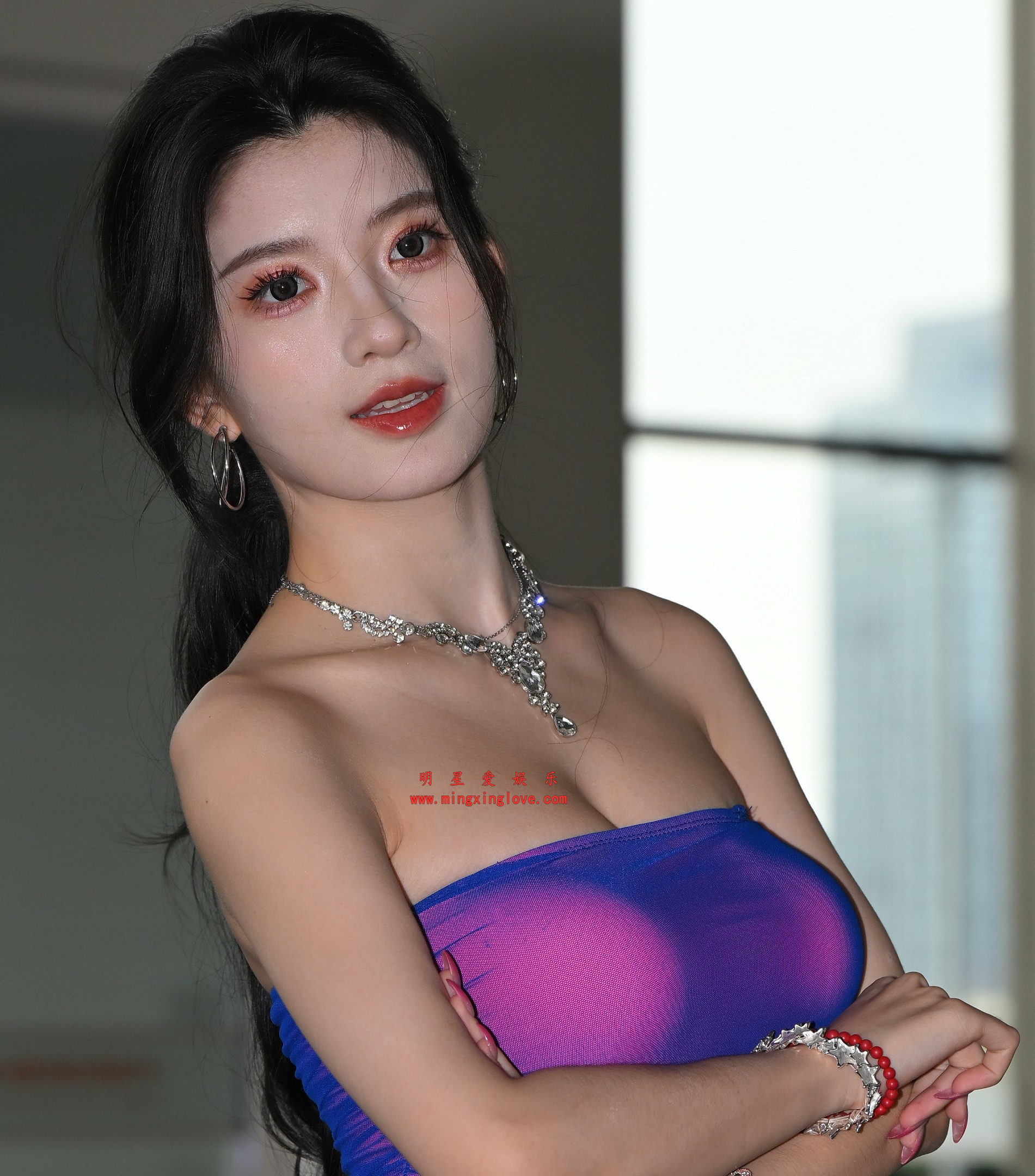 2026030802372172 抖音百万粉丝网红车模BB酱外拍写真花絮照片,大尺度爆乳露胸超短裙、肉丝美腿光脚,放大可看清肌肤纹理,高清8K分辨率原图无修生图下载
