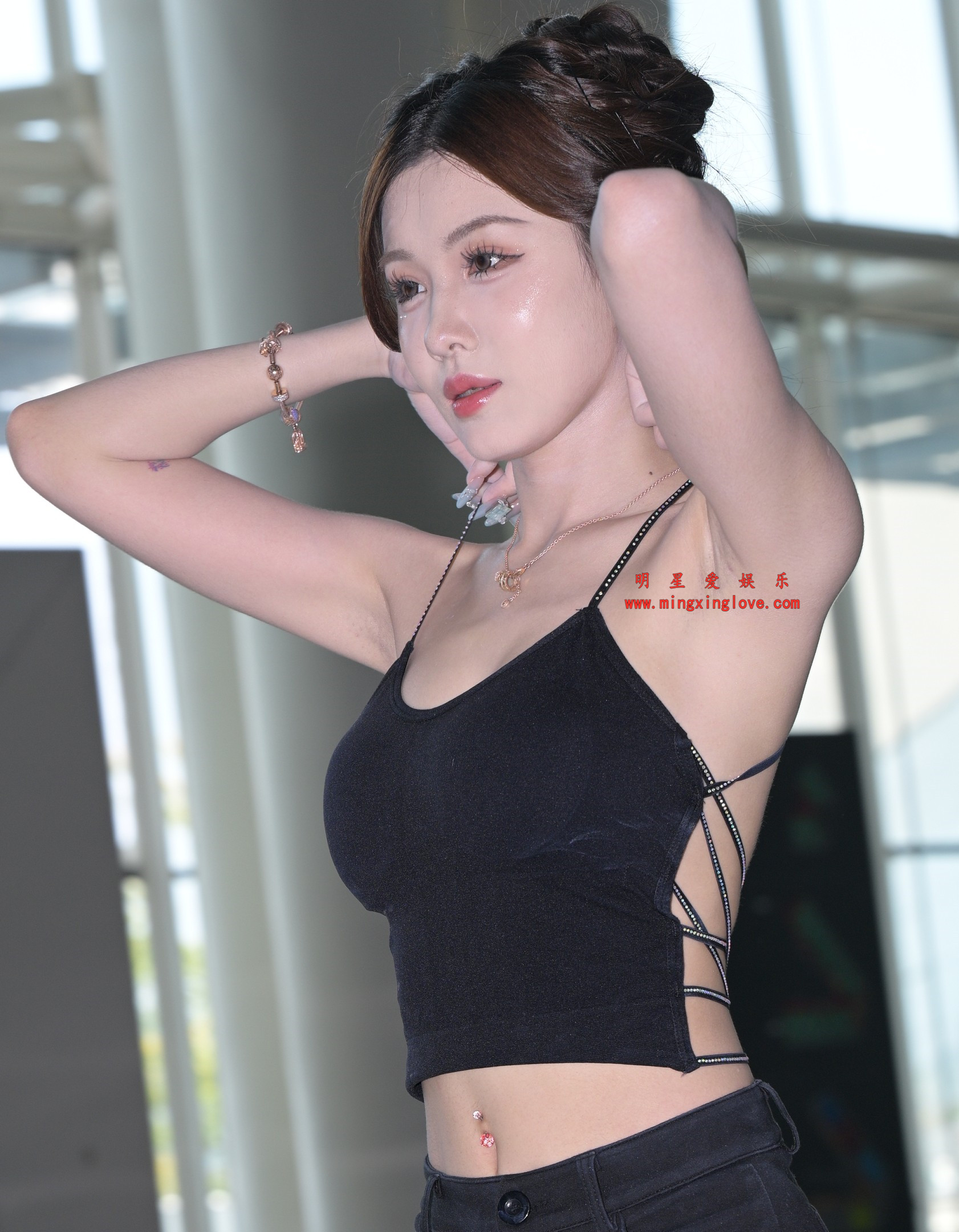 百万粉丝网红车模小雯baby外拍写真花絮照片，大尺度露胸露背、超短裤美腿光脚，放大可看清肌肤纹理，高清8K分辨率原图无修生图下载