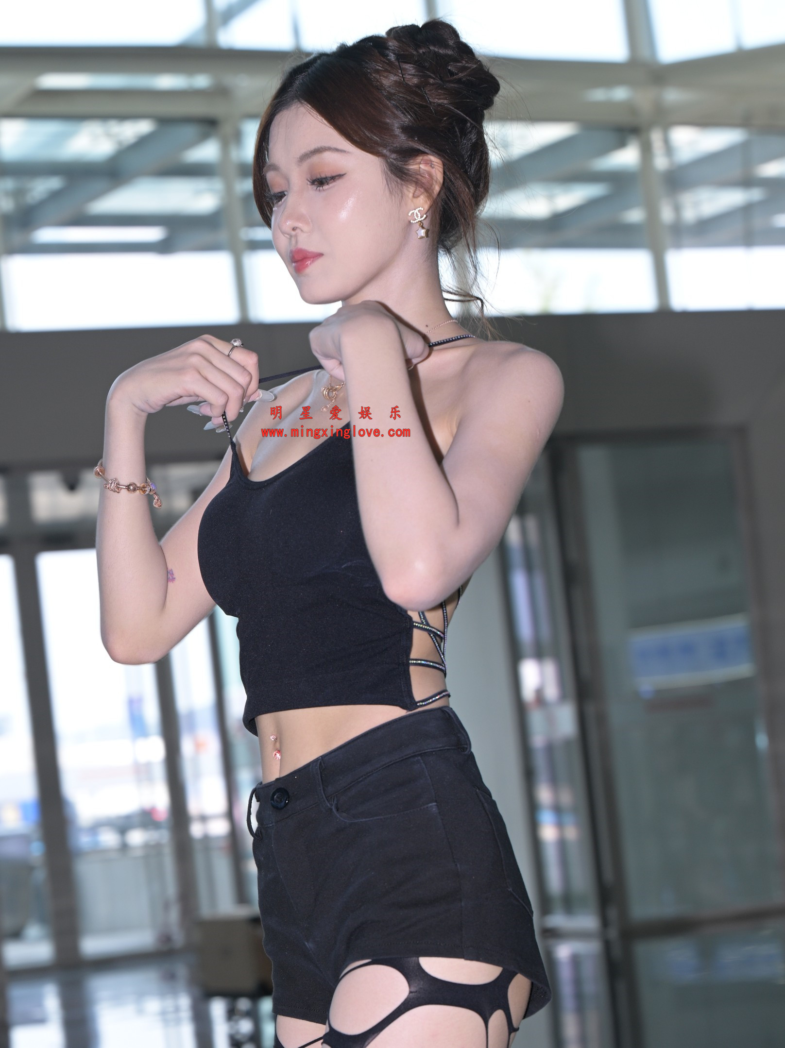 百万粉丝网红车模小雯baby外拍写真花絮照片，大尺度露胸露背、超短裤美腿光脚，放大可看清肌肤纹理，高清8K分辨率原图无修生图下载
