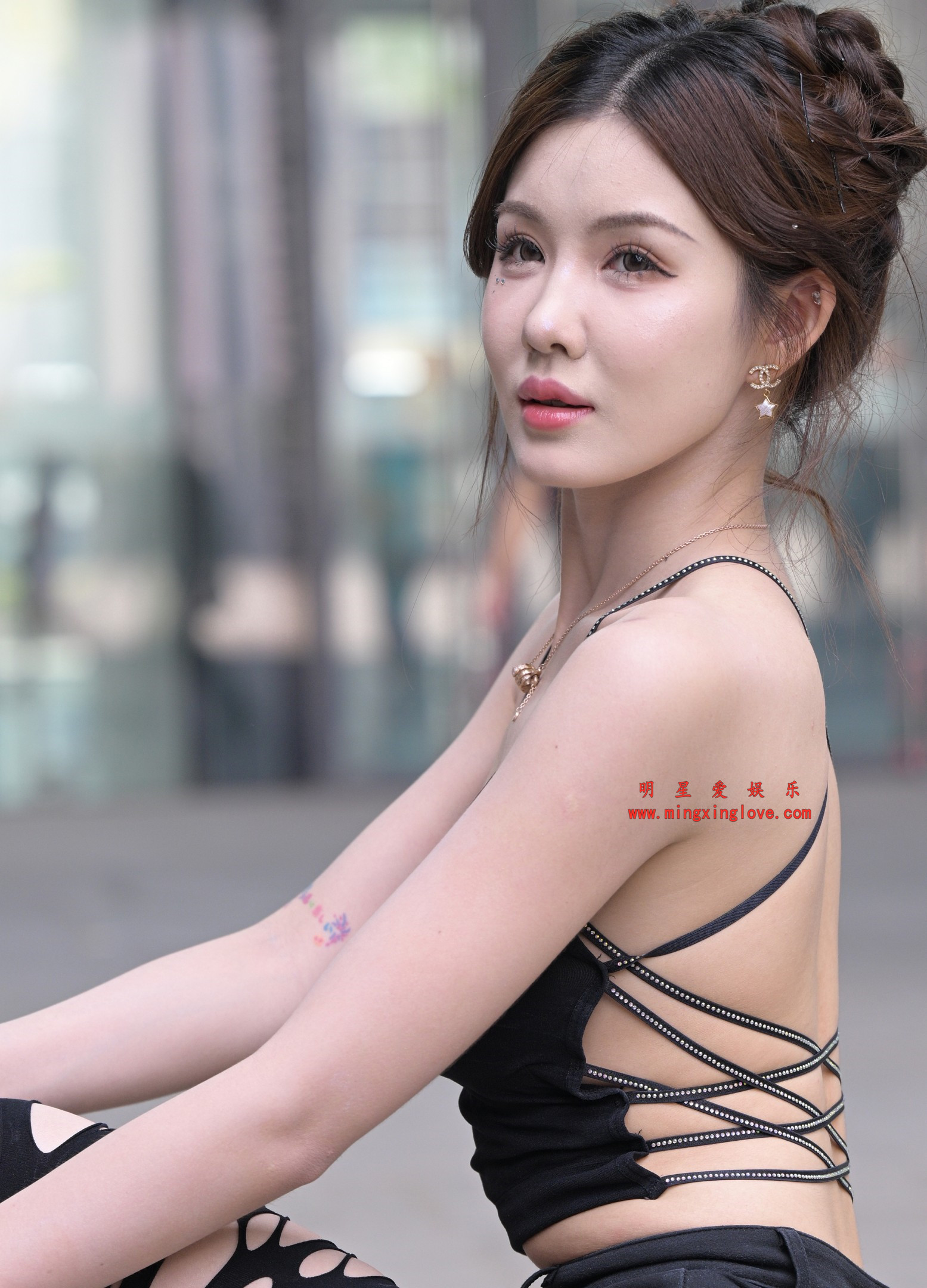 2026031202220950 百万粉丝网红车模小雯baby外拍写真花絮照片,大尺度露胸露背、超短裤美腿光脚,放大可看清肌肤纹理,高清8K分辨率原图无修生图下载
