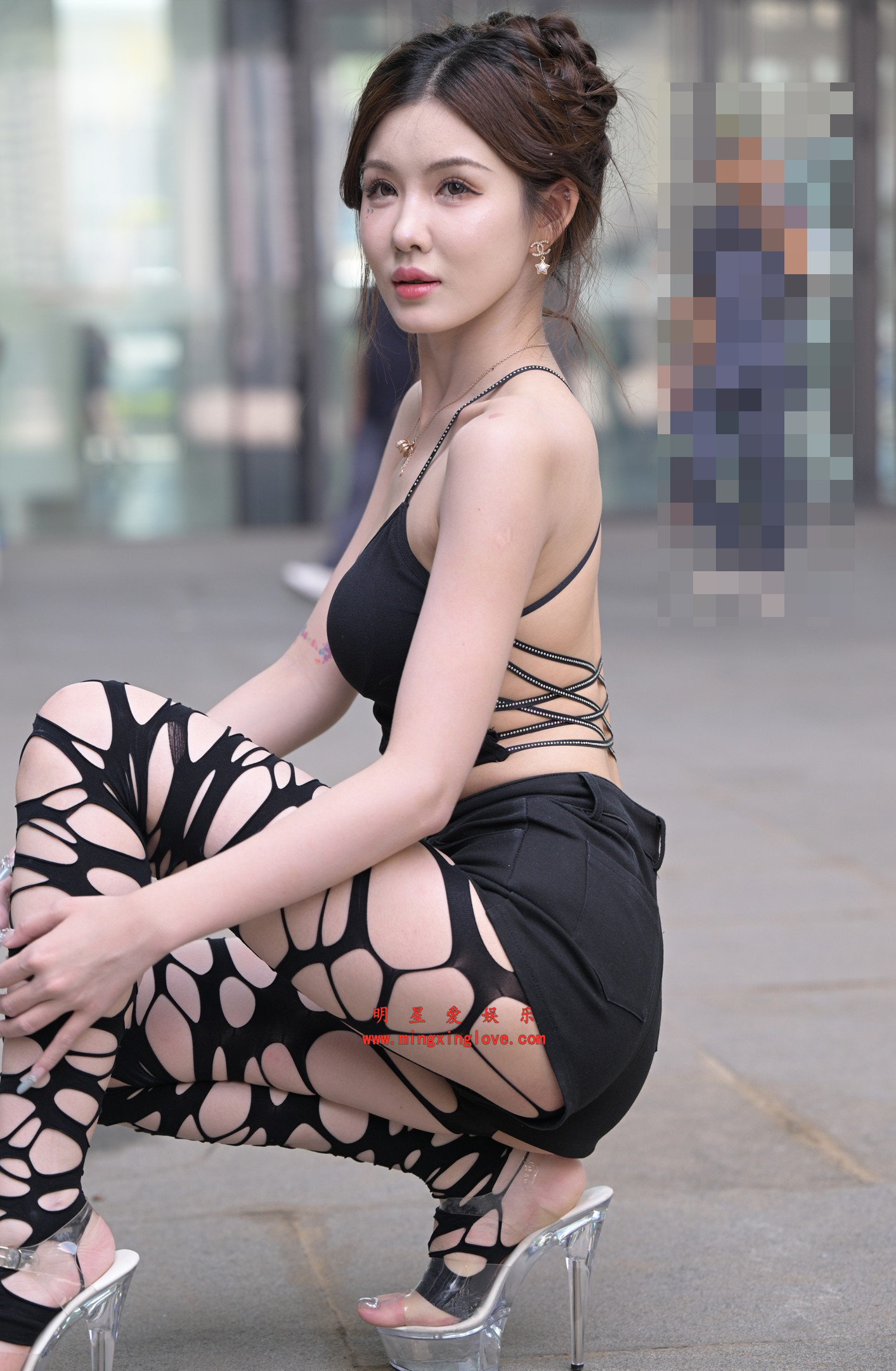 2026031202221457 百万粉丝网红车模小雯baby外拍写真花絮照片,大尺度露胸露背、超短裤美腿光脚,放大可看清肌肤纹理,高清8K分辨率原图无修生图下载