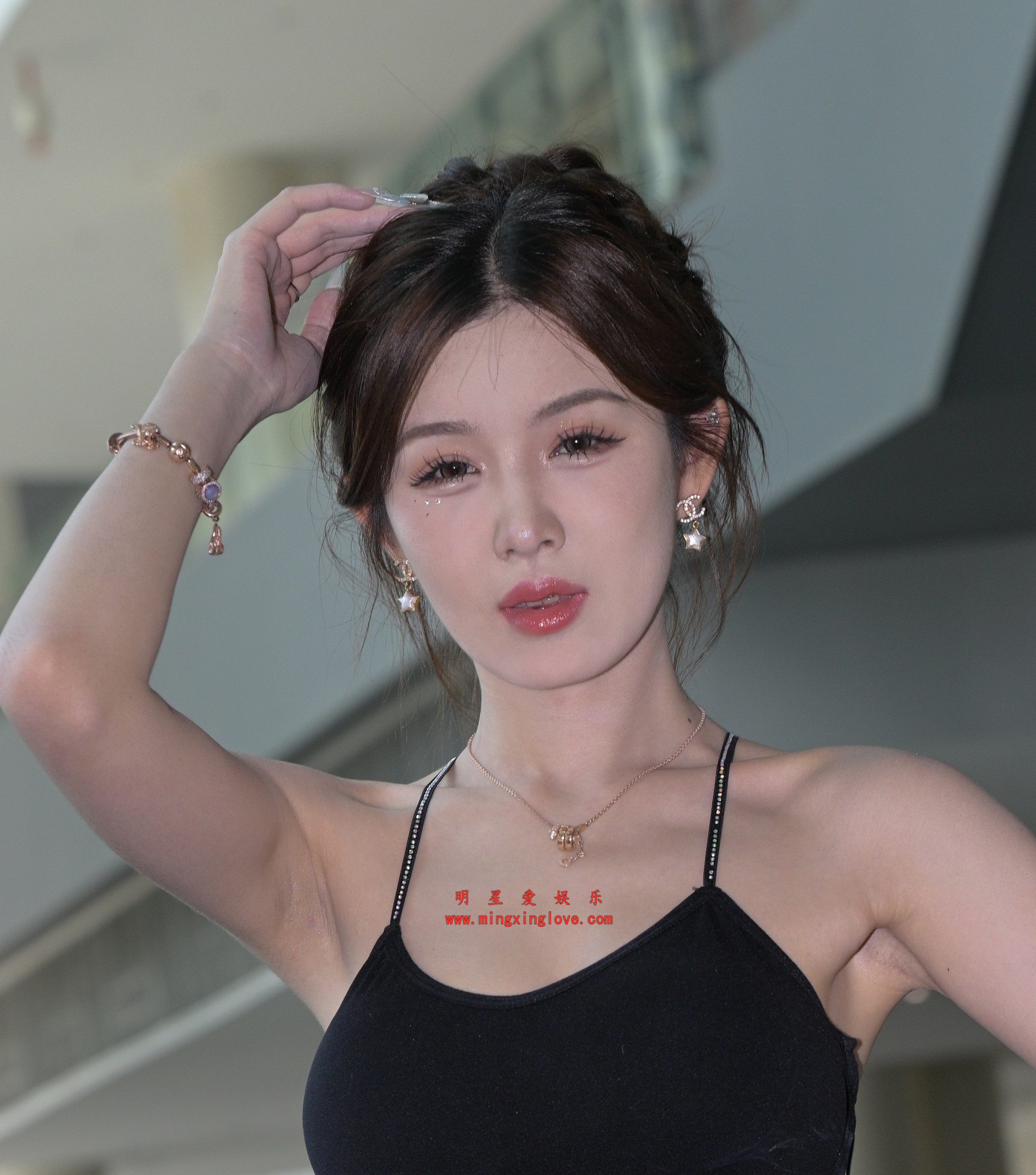 2026031202222517 百万粉丝网红车模小雯baby外拍写真花絮照片,大尺度露胸露背、超短裤美腿光脚,放大可看清肌肤纹理,高清8K分辨率原图无修生图下载