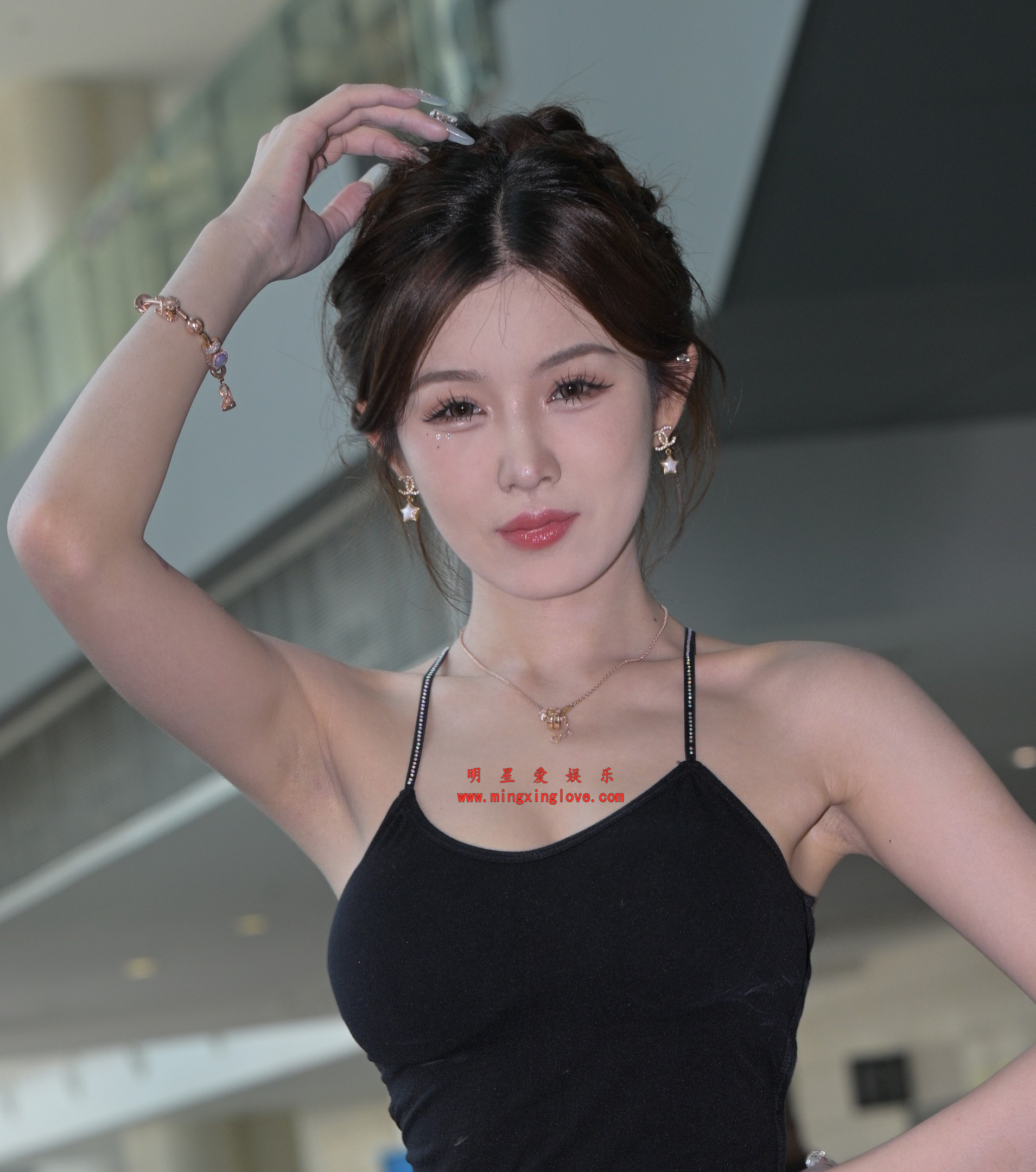 202603120222441 百万粉丝网红车模小雯baby外拍写真花絮照片,大尺度露胸露背、超短裤美腿光脚,放大可看清肌肤纹理,高清8K分辨率原图无修生图下载