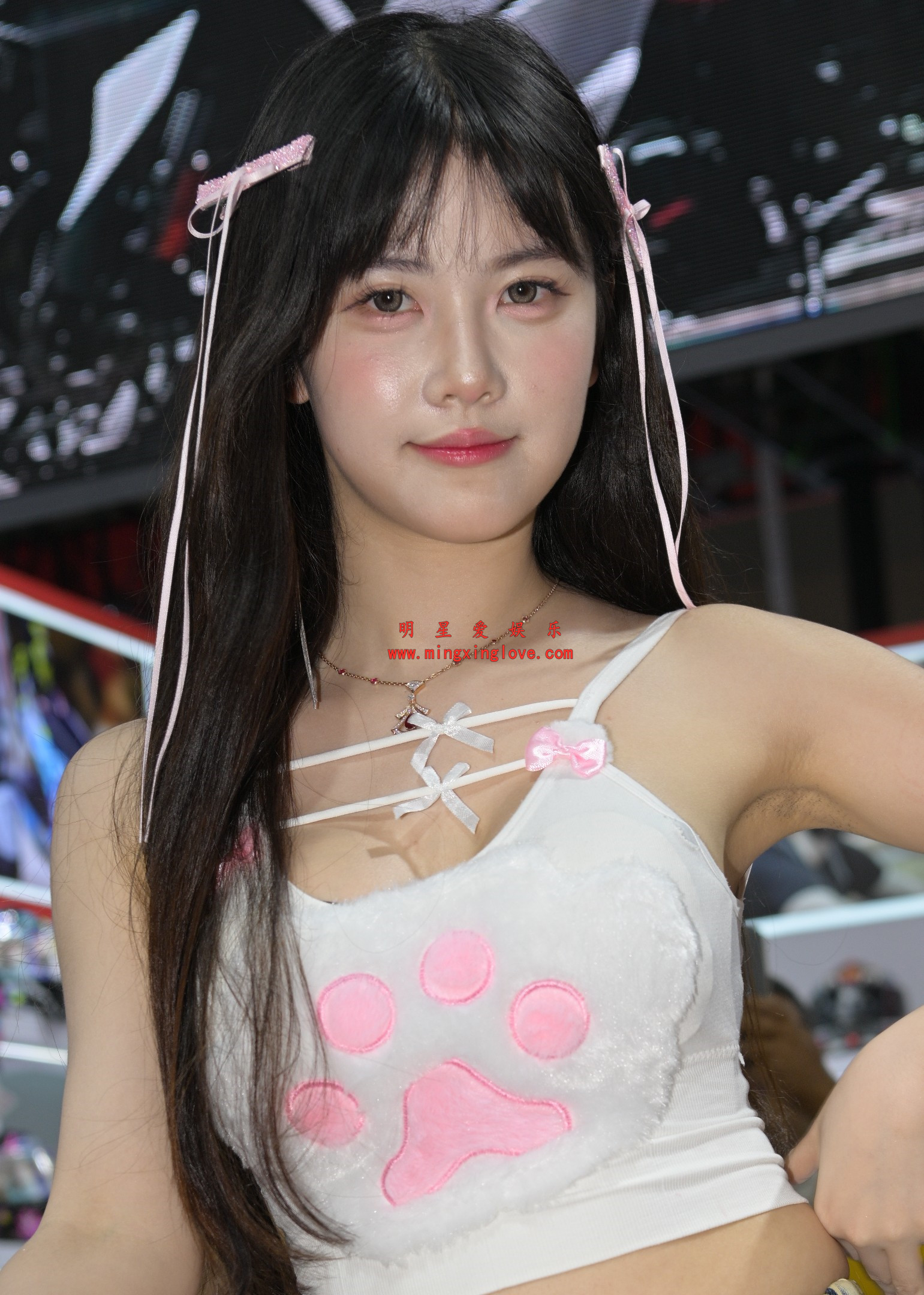 2026031802084761 抖音百万粉丝网红车模克罗拉车展拍摄花絮照片,大尺度露胸露背、超短裤露臀、美腿光脚,放大可看清肌肤纹理,高清8K分辨率原图无修生图下载