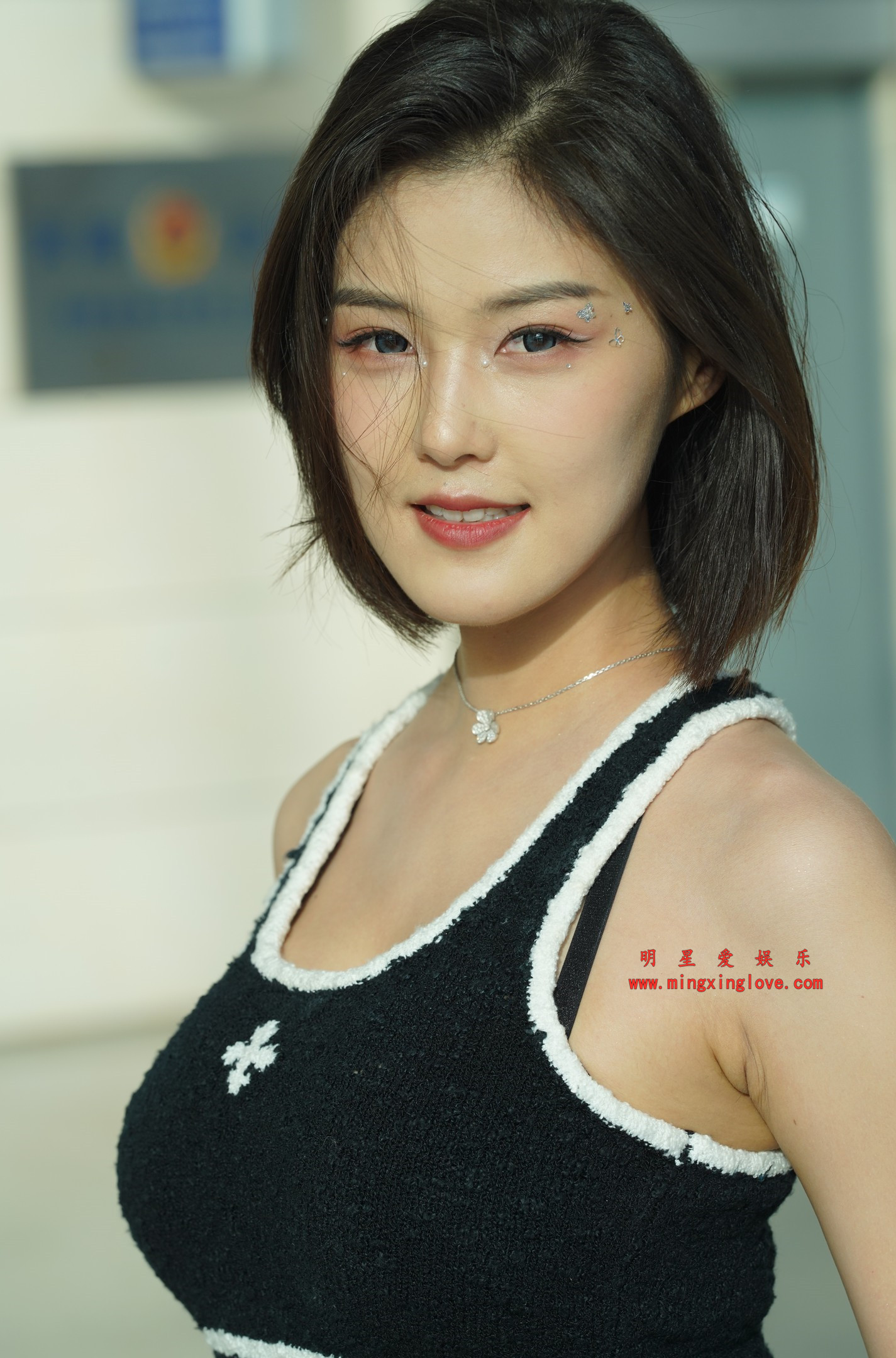 百万粉丝网红车模程儿外拍写真花絮照片，性感吊带爆乳超短裙、美腿光脚，放大可看清肌肤纹理，高清8K分辨率原图无修生图下载