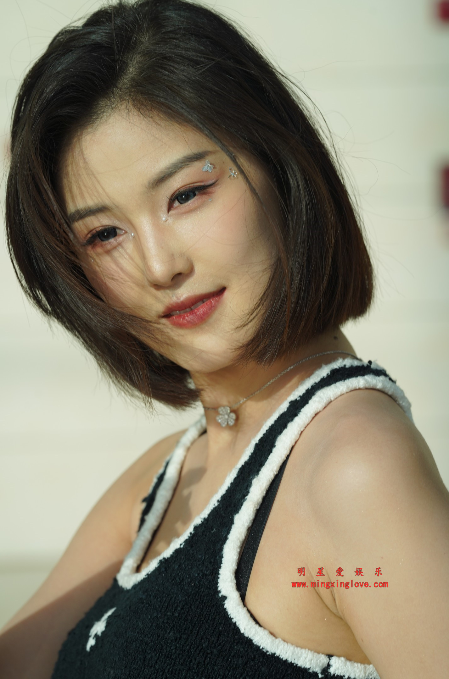 百万粉丝网红车模程儿外拍写真花絮照片，性感吊带爆乳超短裙、美腿光脚，放大可看清肌肤纹理，高清8K分辨率原图无修生图下载