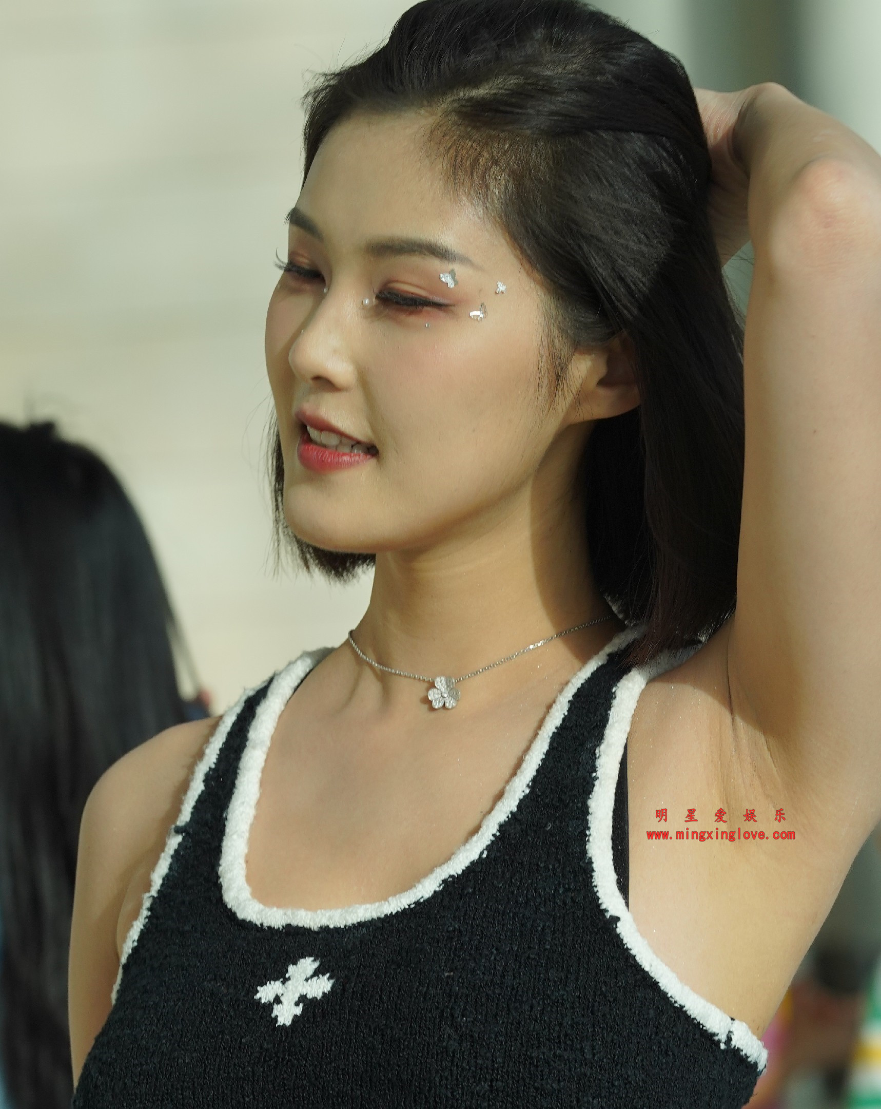百万粉丝网红车模程儿外拍写真花絮照片，性感吊带爆乳超短裙、美腿光脚，放大可看清肌肤纹理，高清8K分辨率原图无修生图下载