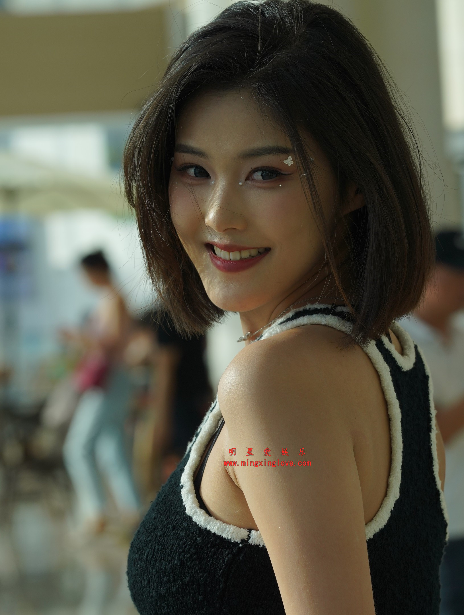 202603250145344 百万粉丝网红车模程儿外拍写真花絮照片,性感吊带爆乳超短裙、美腿光脚,放大可看清肌肤纹理,高清8K分辨率原图无修生图下载