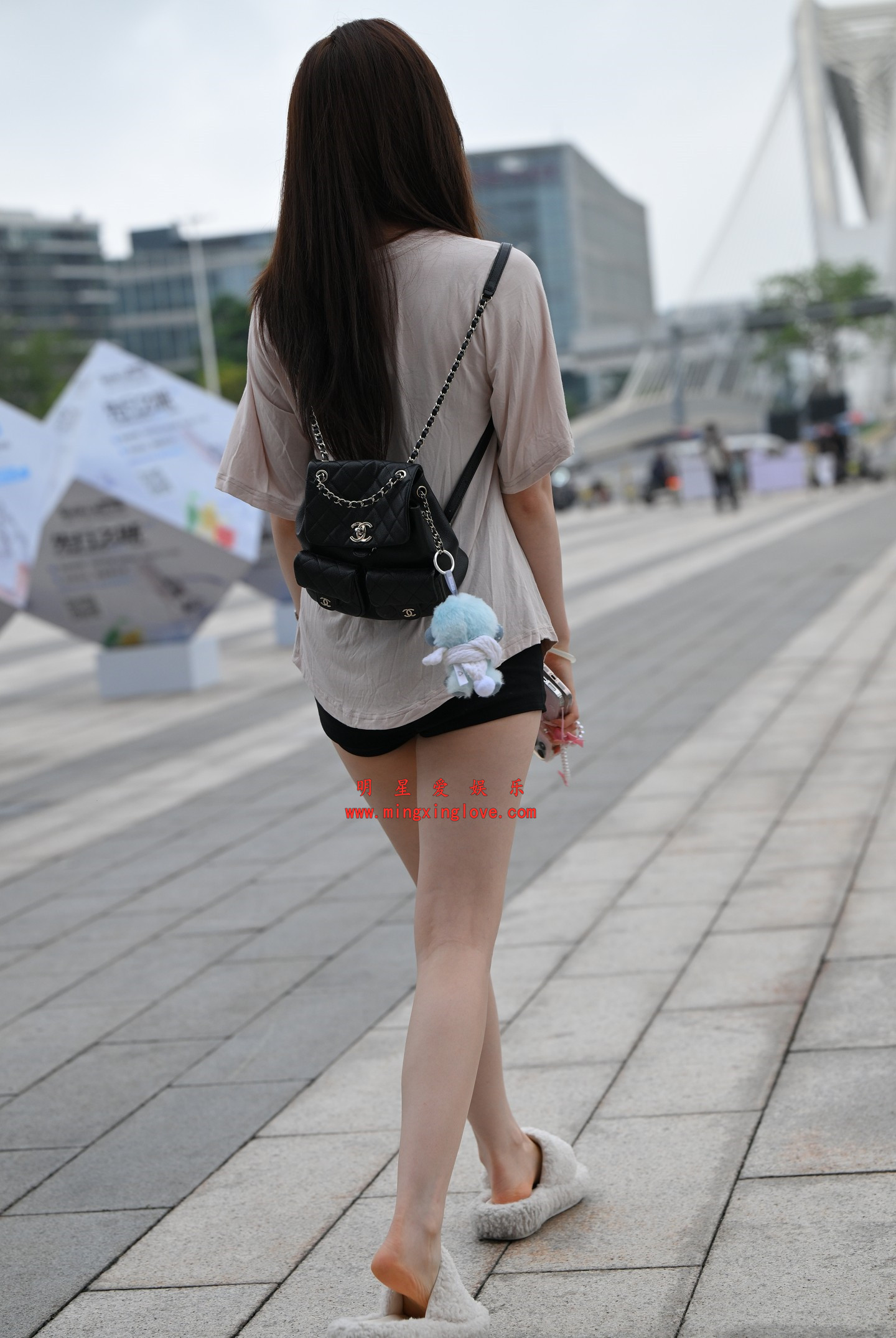 抖音百万粉丝网红车模春晓外拍写真花絮照片，性感超短裤美腿、光脚特写，放大可看清肌肤纹理，高清8K分辨率原图无修生图下载