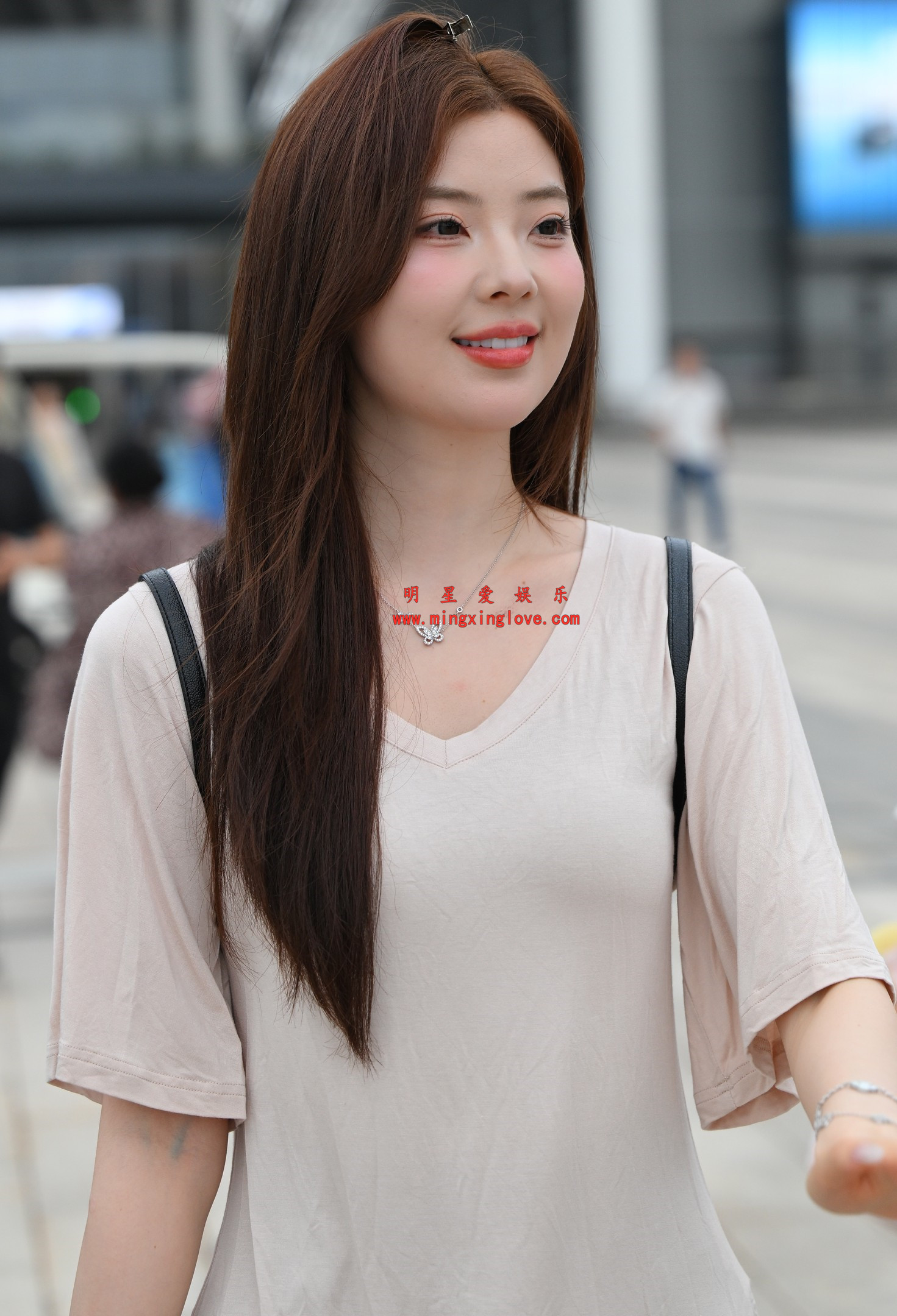 抖音百万粉丝网红车模春晓外拍写真花絮照片，性感超短裤美腿、光脚特写，放大可看清肌肤纹理，高清8K分辨率原图无修生图下载