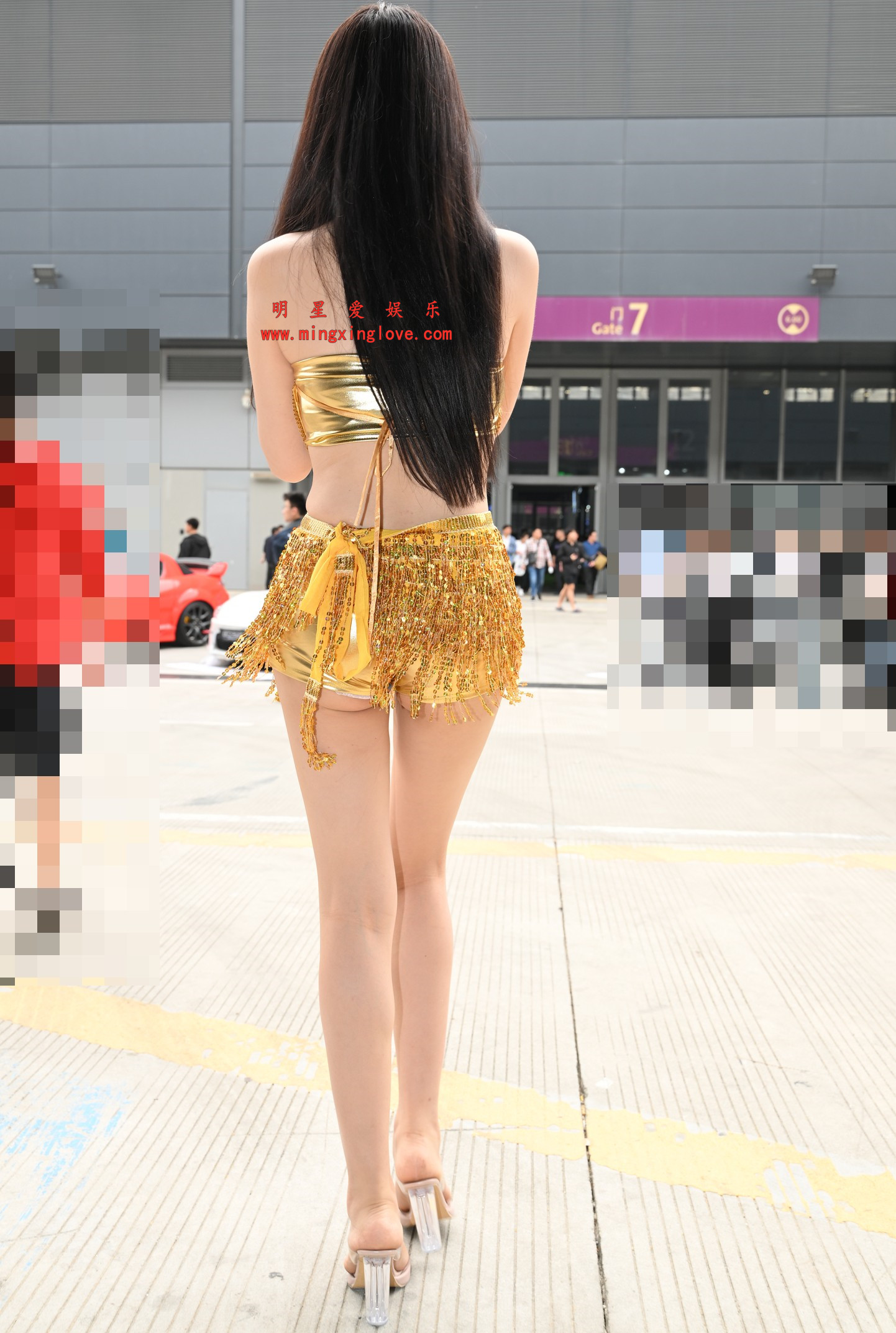 2026040501283461 抖音百万粉丝车模你的小君外拍写真拍摄花絮照片,大尺度爆乳露胸、超短裙美腿,放大可看清肌肤纹理,高清8K分辨率原图无修生图下载