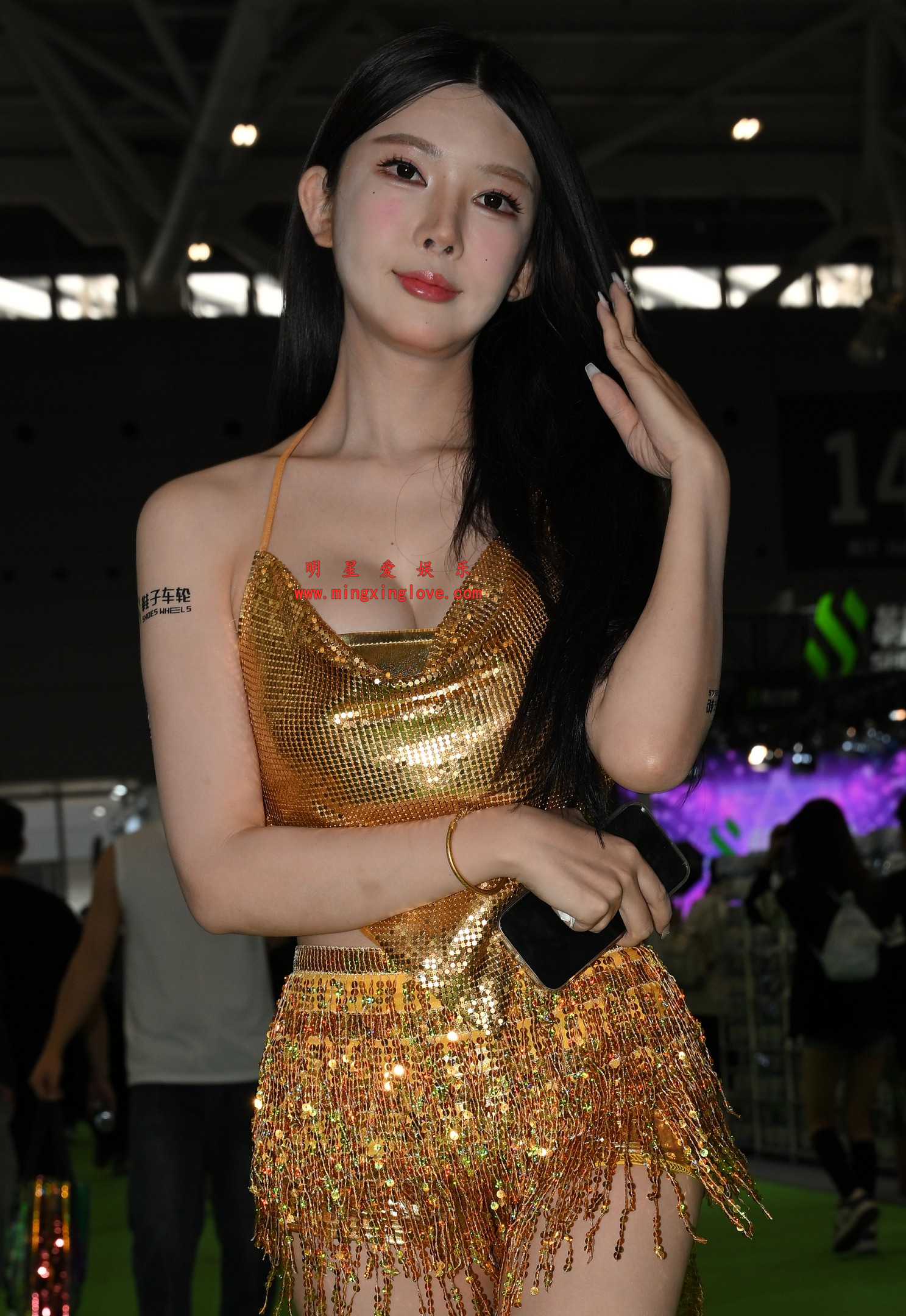 2026040501283724 抖音百万粉丝车模你的小君外拍写真拍摄花絮照片,大尺度爆乳露胸、超短裙美腿,放大可看清肌肤纹理,高清8K分辨率原图无修生图下载