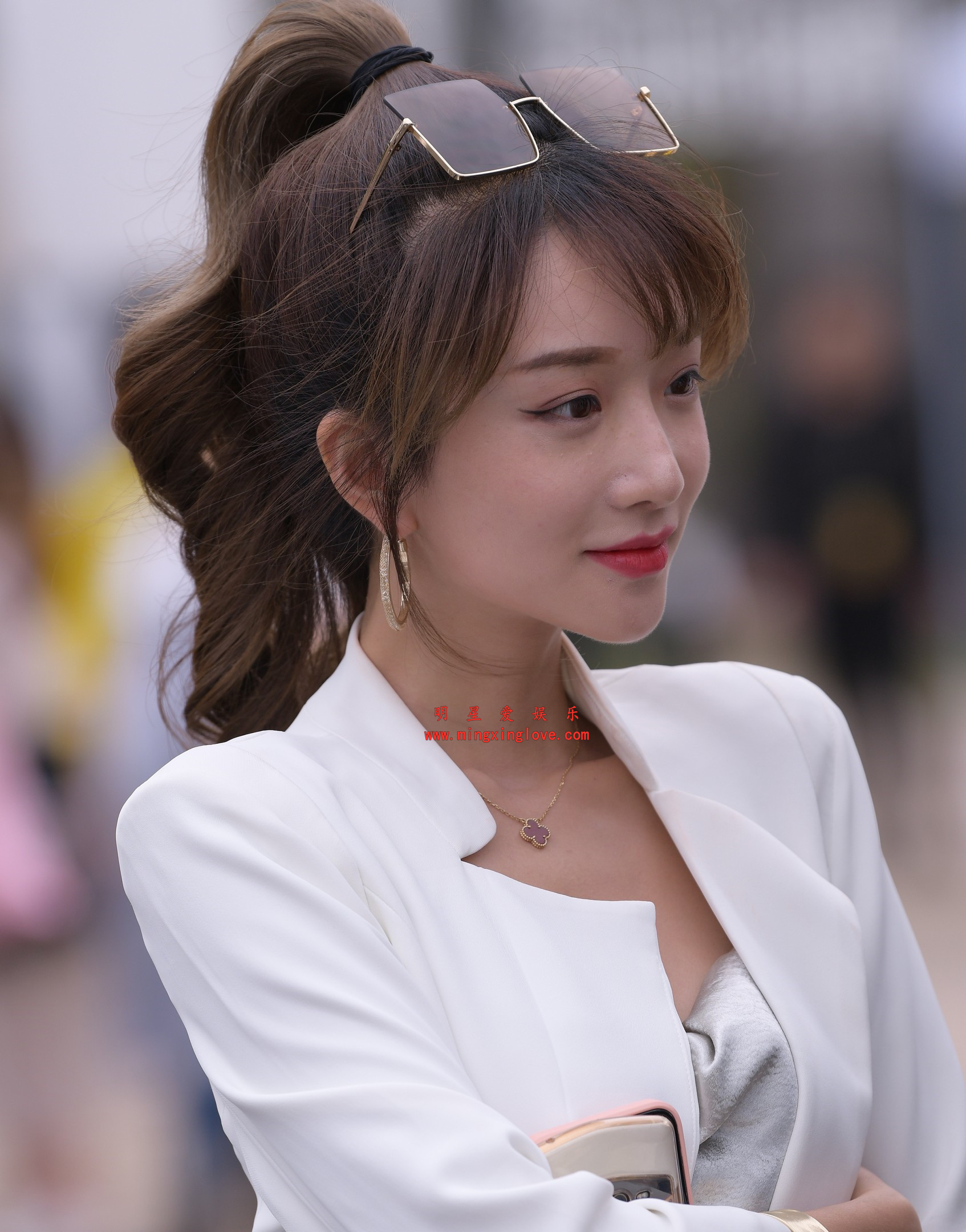 2026040801564156 抖音百万粉丝网红小火猪外拍写真拍摄花絮照片,性感露胸开叉裙,放大可看清肌肤纹理,高清8K分辨率原图无修生图下载