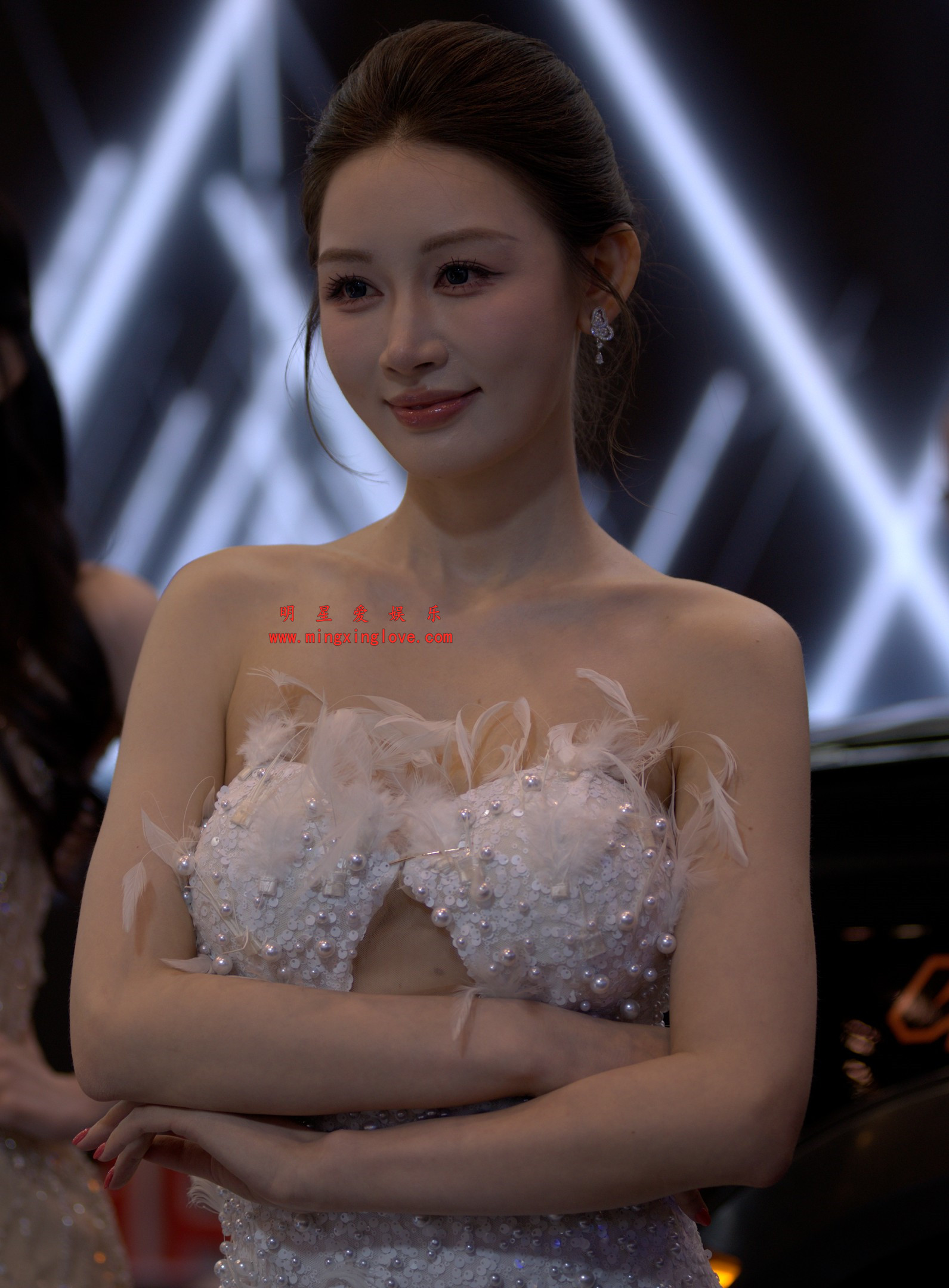 百万粉丝网红车模敏敏车展拍摄花絮照片，性感露胸露背高开叉裙，美腿光脚，单张60M左右，放大可看清肌肤纹理，高清4K分辨率原图无修生图下载