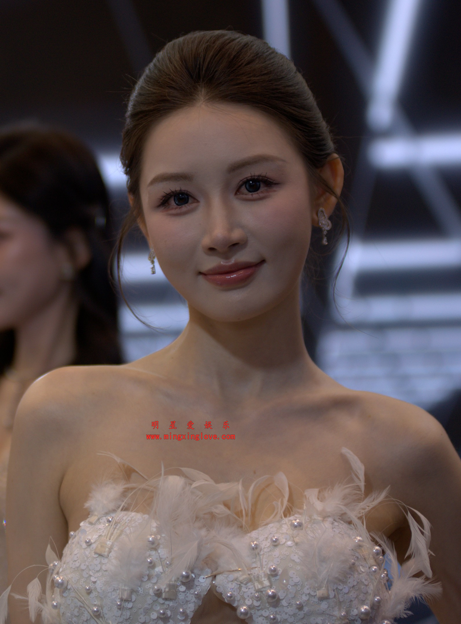 2026041602044861 百万粉丝网红车模敏敏车展拍摄花絮照片,性感露胸露背高开叉裙,美腿光脚,单张60M左右,放大可看清肌肤纹理,高清4K分辨率原图无修生图下载