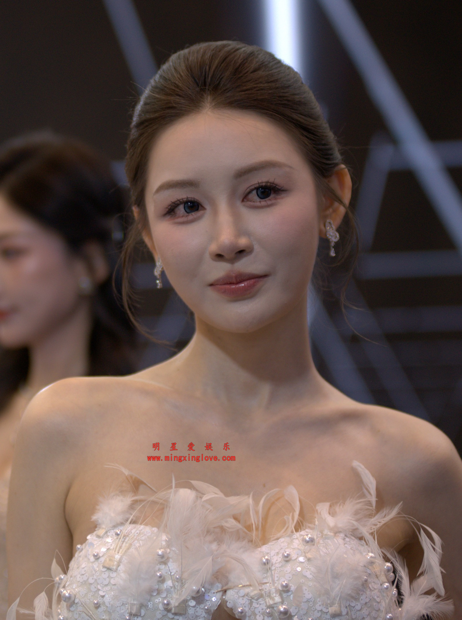 2026041602044869 百万粉丝网红车模敏敏车展拍摄花絮照片,性感露胸露背高开叉裙,美腿光脚,单张60M左右,放大可看清肌肤纹理,高清4K分辨率原图无修生图下载