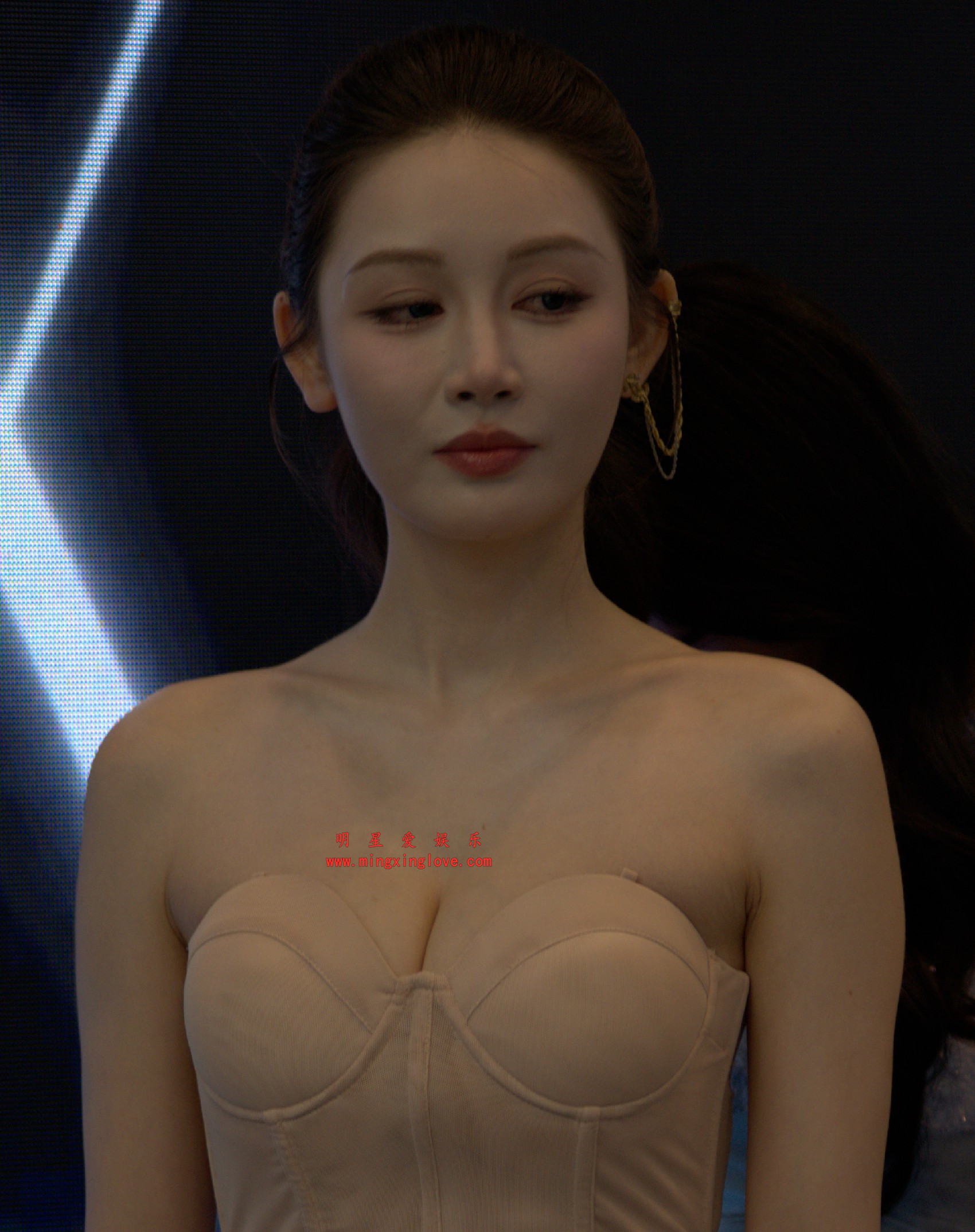 2026042201550958 百万粉丝网红车模敏敏车展拍摄花絮照片,性感露胸露背、短裙美腿,单张50M左右,放大可看清肌肤纹理,高清4K分辨率原图无修生图下载