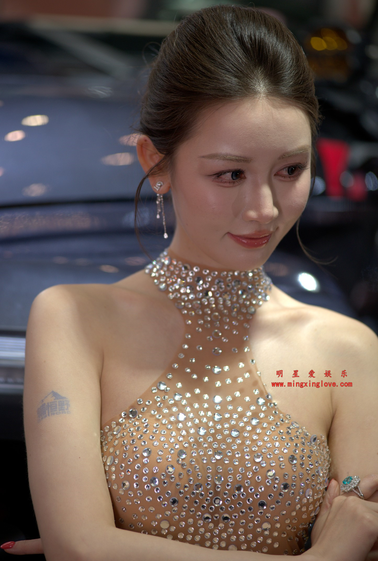 2026042201551139 百万粉丝网红车模敏敏车展拍摄花絮照片,性感露胸露背、短裙美腿,单张50M左右,放大可看清肌肤纹理,高清4K分辨率原图无修生图下载