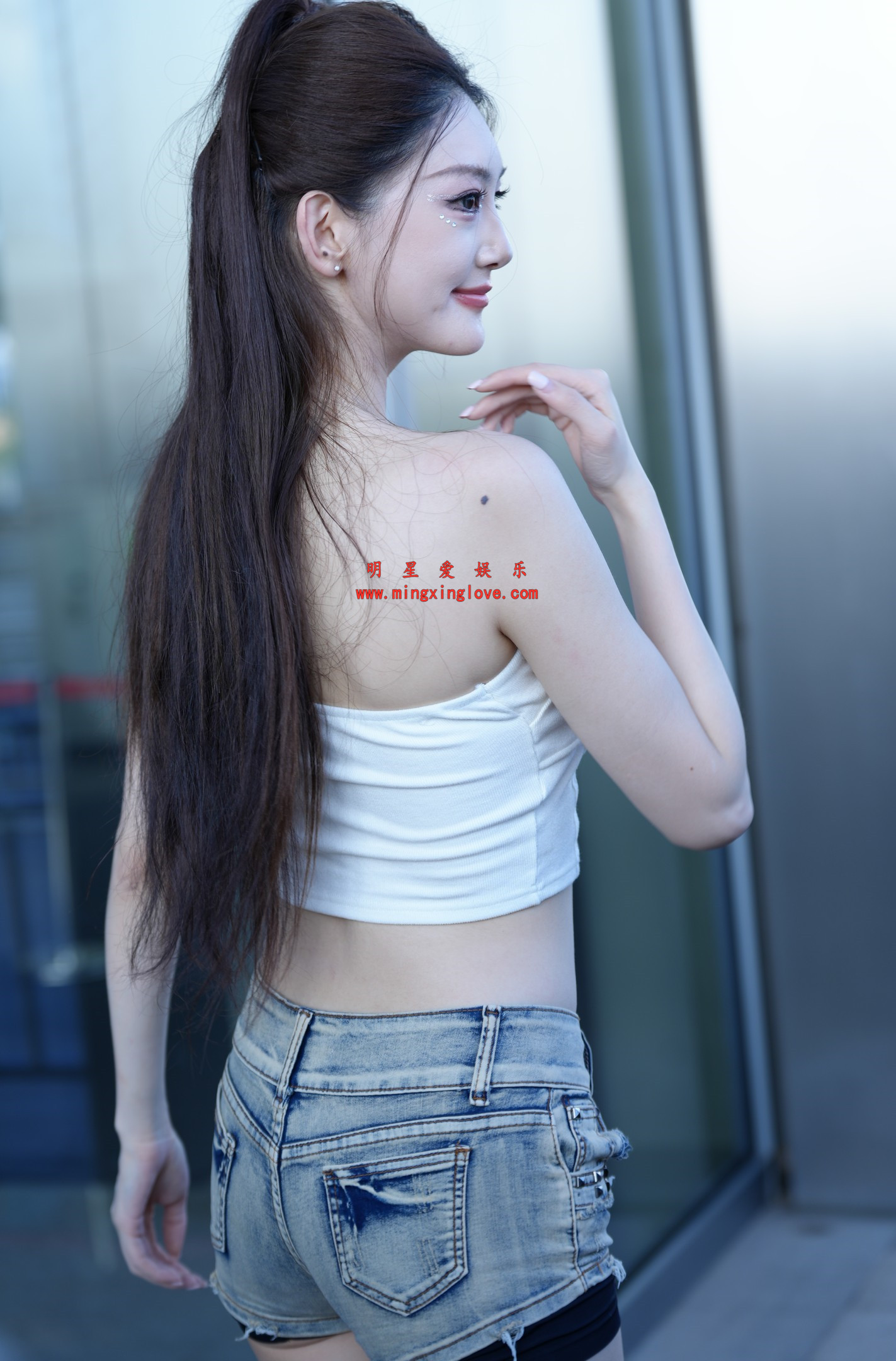 抖音百万粉丝网红车模粥粥酱外拍写真拍摄花絮照片，性感露胸露背、超短裤美腿光脚特写，放大可看清肌肤纹理，高清4K分辨率原图无修生图下载