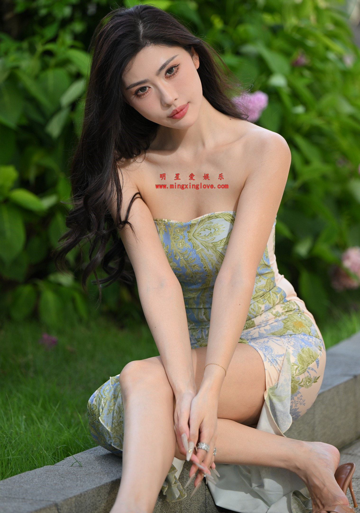 抖音网红车模环球小姐叶濛雨外拍写真花絮照片，大尺度抹胸开叉裙，美腿光脚特写，放大可看清肌肤纹理，高清8K分辨率原图无修生图下载