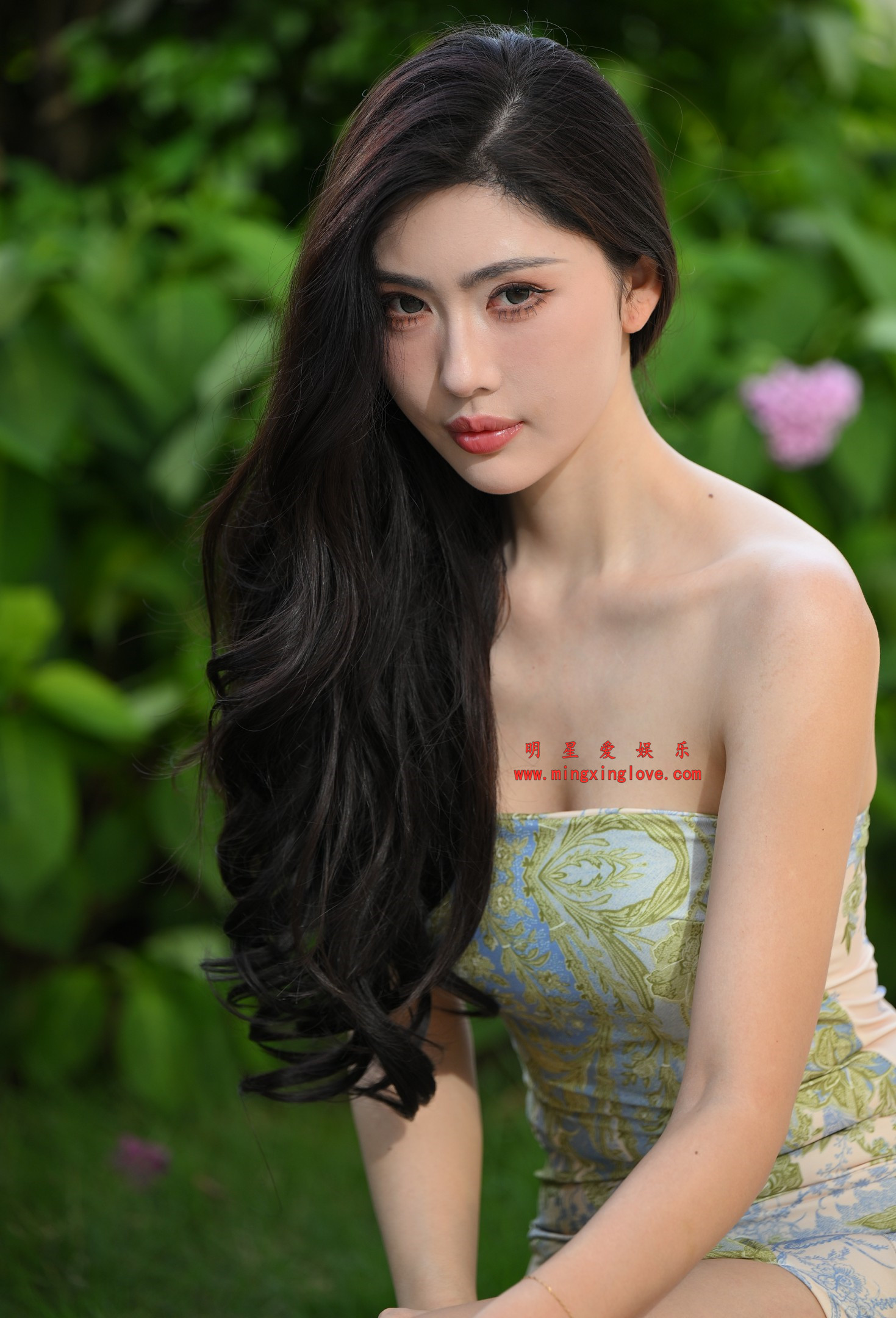 2026050100515116 抖音网红车模环球小姐叶濛雨外拍写真花絮照片,大尺度抹胸开叉裙,美腿光脚特写,放大可看清肌肤纹理,高清8K分辨率原图无修生图下载