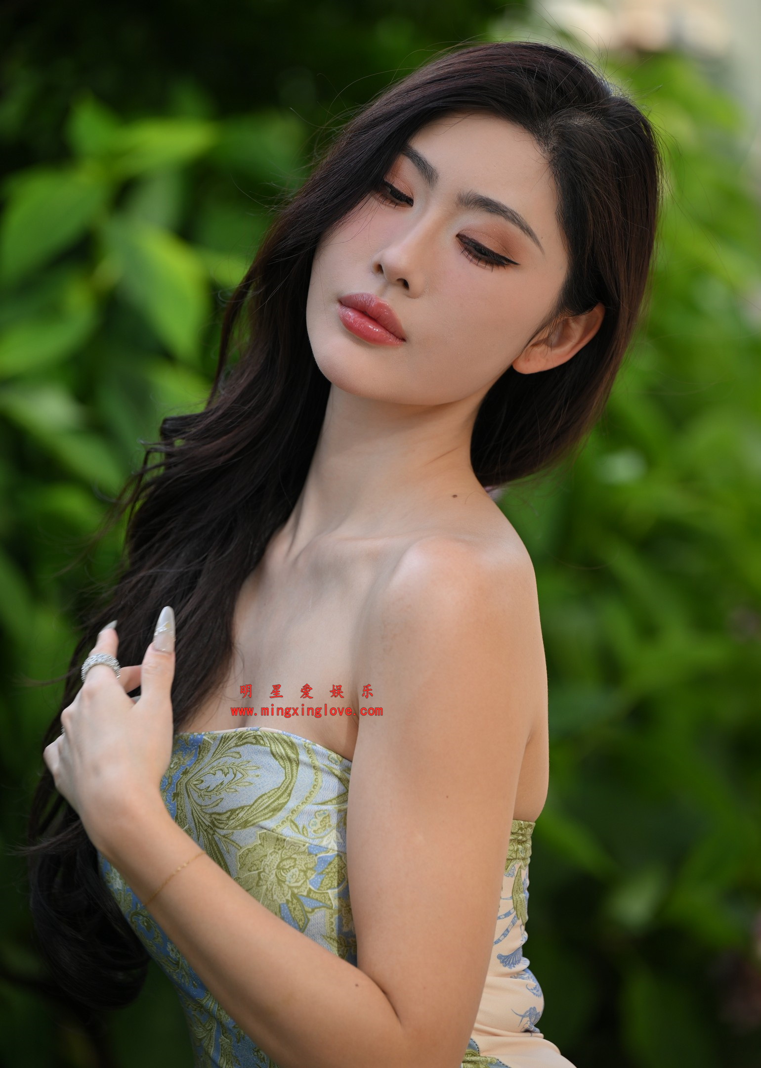 2026050100515229 抖音网红车模环球小姐叶濛雨外拍写真花絮照片,大尺度抹胸开叉裙,美腿光脚特写,放大可看清肌肤纹理,高清8K分辨率原图无修生图下载