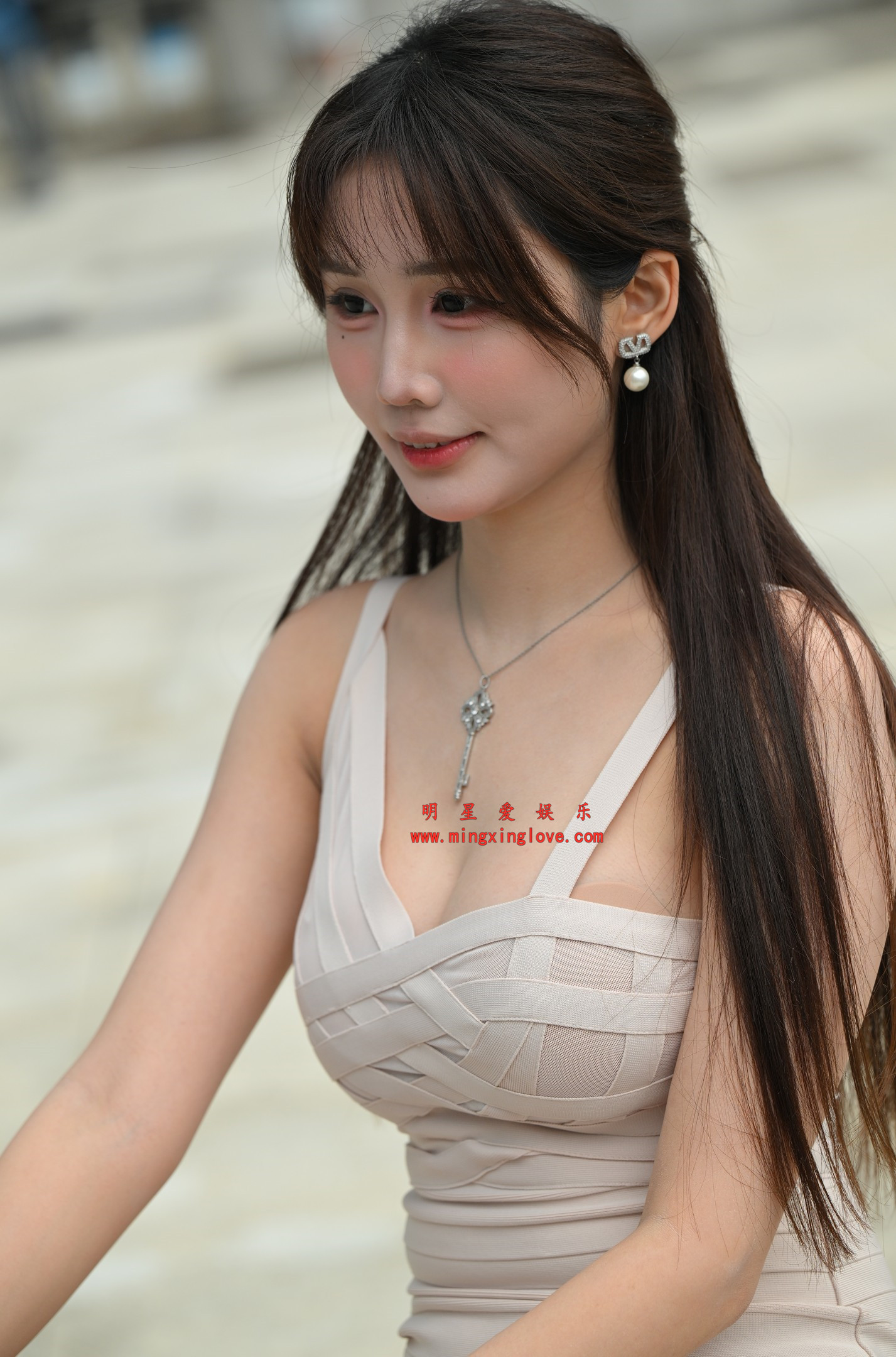 抖音百万粉丝网红车模小思佳外拍写真拍摄花絮照片，大尺度爆乳露胸、超短裙美腿光脚特写，放大可看清肌肤纹理，高清8K分辨率原图无修生图下载