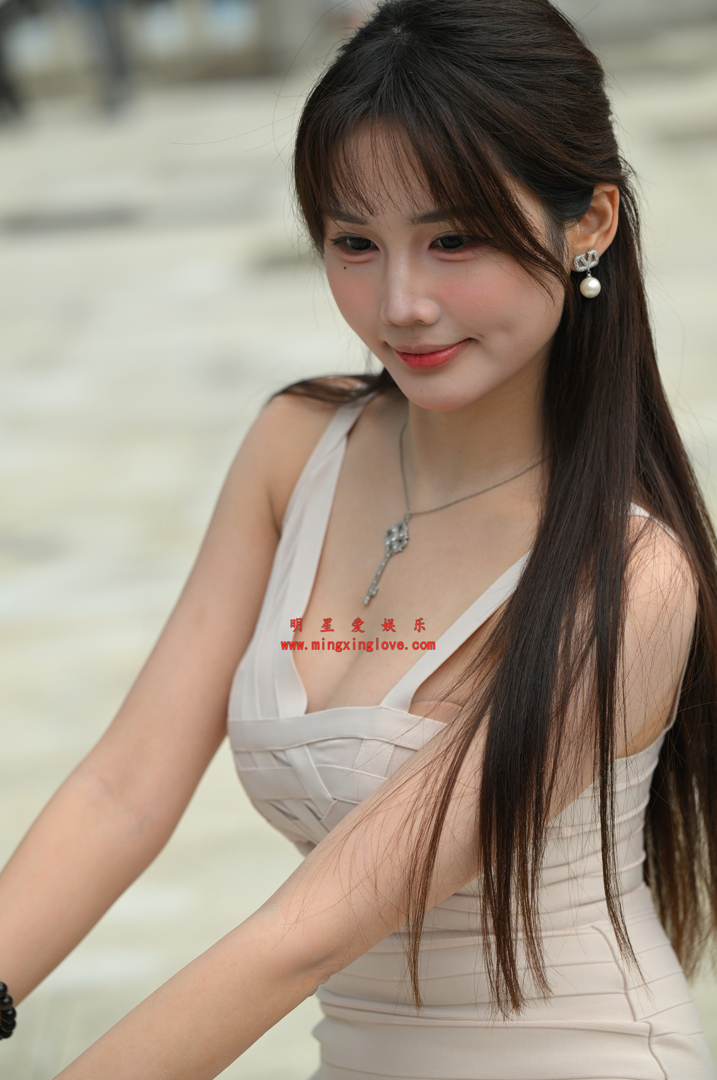 抖音百万粉丝网红车模小思佳外拍写真拍摄花絮照片，大尺度爆乳露胸、超短裙美腿光脚特写，放大可看清肌肤纹理，高清8K分辨率原图无修生图下载