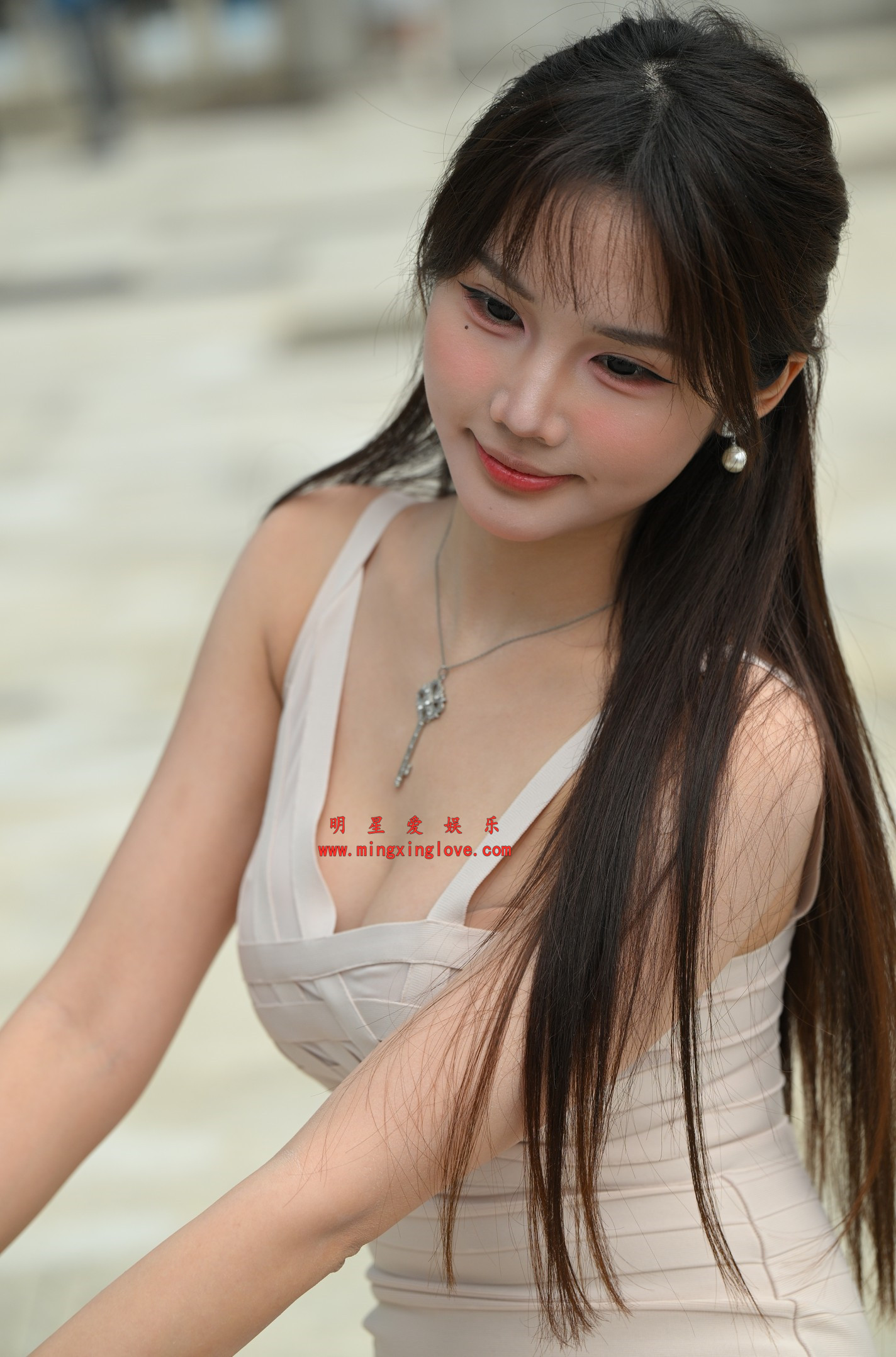 抖音百万粉丝网红车模小思佳外拍写真拍摄花絮照片，大尺度爆乳露胸、超短裙美腿光脚特写，放大可看清肌肤纹理，高清8K分辨率原图无修生图下载