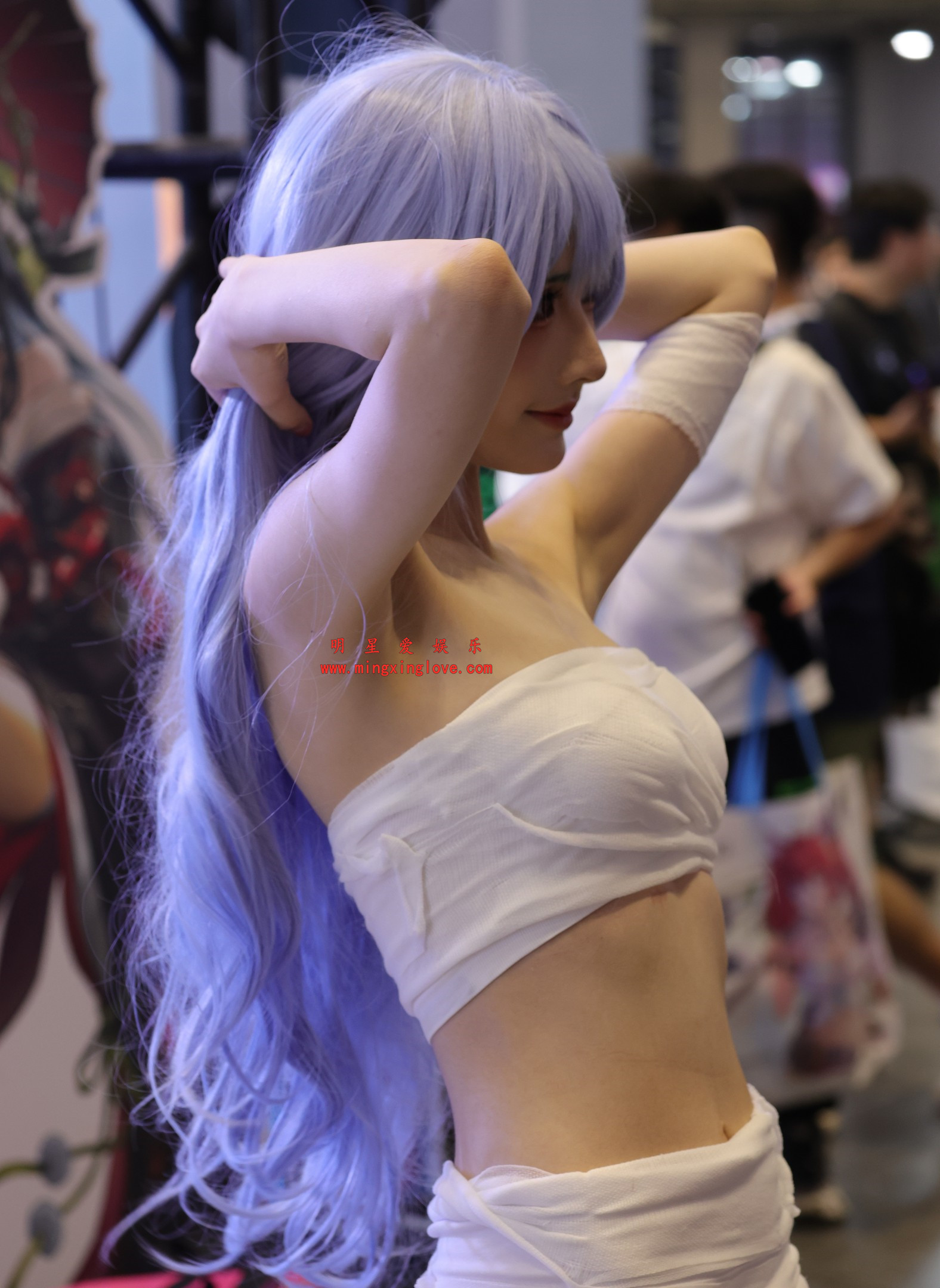 抖音百万粉丝网红橙子喵酱漫展拍摄花絮照片，大尺度抹胸露背超短裙、美腿光脚特写，放大可看清肌肤纹理，高清8K分辨率原图无修生图下载